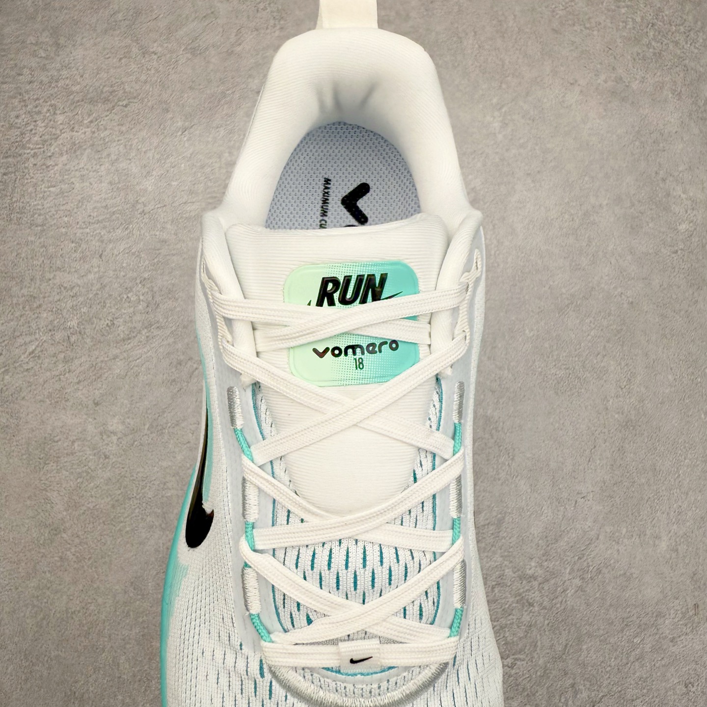 图片[5]-＃纯原福利 NK Air Zoom Vomero 18 轻便舒适公路跑步鞋 HM6803-103 质感柔软 弹力充沛 助力一路畅跑 乐享不停 厚实泡绵缔造舒适的回弹效果 铸就出色跑步表现 该鞋款轻盈透气 带你步入舒适新境界 疾速刺激感和非凡舒适脚感交织 定能让跑者在迈步间找到渴望已久的跑步乐趣 自如掌控跑步节奏、配速和里程 足底缓震配置赋予双足柔软舒适感受 助你一路畅跑 缓震设计 在双足触地时有助提供舒适脚感 搭载性能出众的 ZoomX 和 Cushlon 泡绵 营造柔软舒适脚感 助你稳稳迈步 基于跑者反馈 简化中底设计 带来出色舒适感 尺码：36 36.5 37.5 38 38.5 39 40 40.5 41 42 42.5 43 44 44.5 45-选品中心