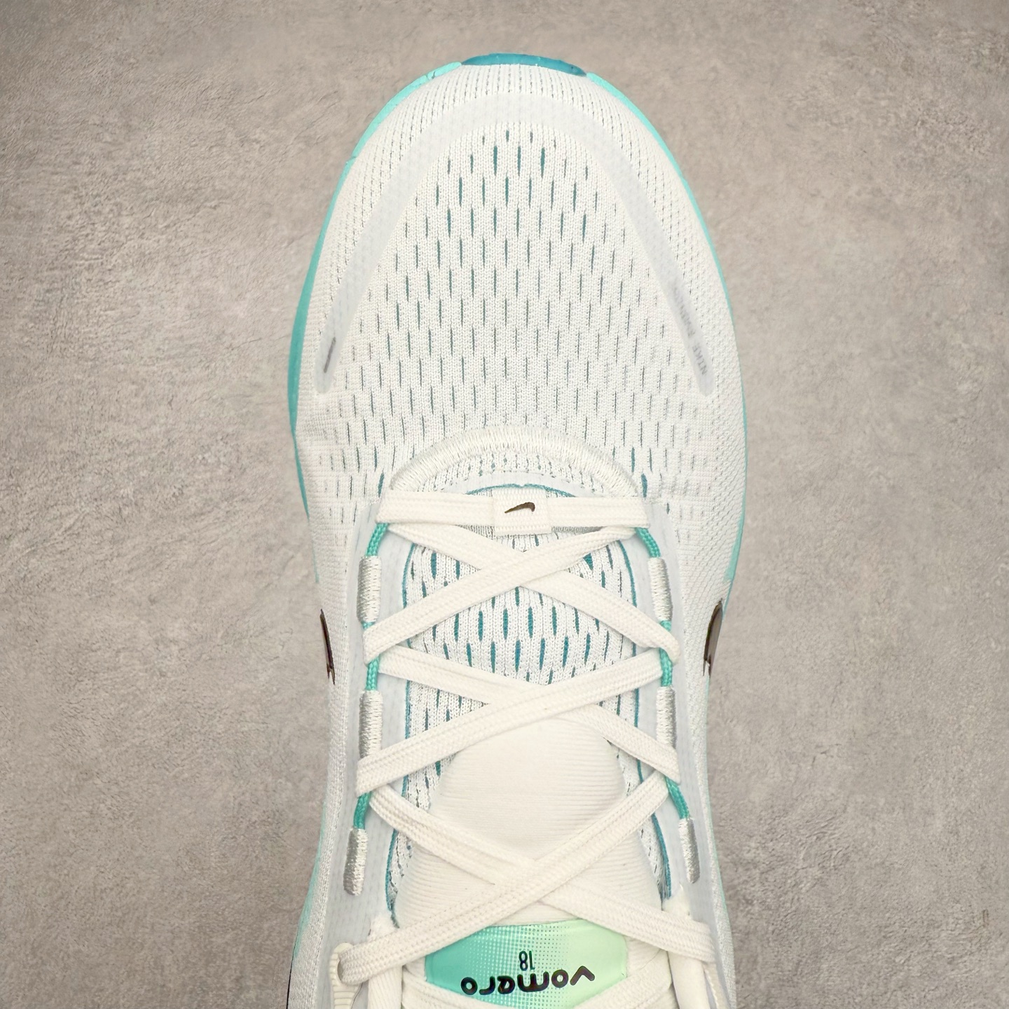 图片[4]-＃纯原福利 NK Air Zoom Vomero 18 轻便舒适公路跑步鞋 HM6803-103 质感柔软 弹力充沛 助力一路畅跑 乐享不停 厚实泡绵缔造舒适的回弹效果 铸就出色跑步表现 该鞋款轻盈透气 带你步入舒适新境界 疾速刺激感和非凡舒适脚感交织 定能让跑者在迈步间找到渴望已久的跑步乐趣 自如掌控跑步节奏、配速和里程 足底缓震配置赋予双足柔软舒适感受 助你一路畅跑 缓震设计 在双足触地时有助提供舒适脚感 搭载性能出众的 ZoomX 和 Cushlon 泡绵 营造柔软舒适脚感 助你稳稳迈步 基于跑者反馈 简化中底设计 带来出色舒适感 尺码：36 36.5 37.5 38 38.5 39 40 40.5 41 42 42.5 43 44 44.5 45-选品中心