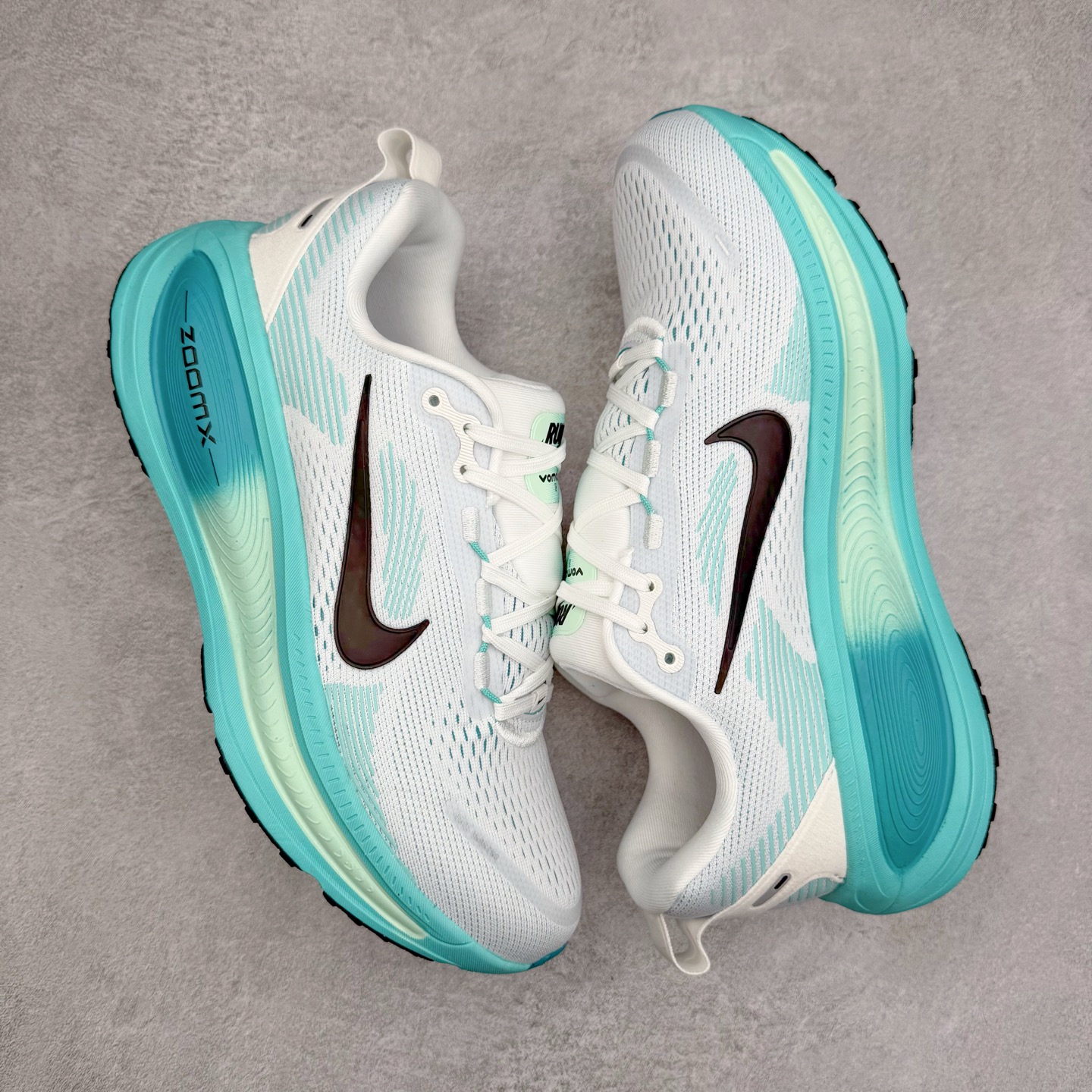 图片[3]-＃纯原福利 NK Air Zoom Vomero 18 轻便舒适公路跑步鞋 HM6803-103 质感柔软 弹力充沛 助力一路畅跑 乐享不停 厚实泡绵缔造舒适的回弹效果 铸就出色跑步表现 该鞋款轻盈透气 带你步入舒适新境界 疾速刺激感和非凡舒适脚感交织 定能让跑者在迈步间找到渴望已久的跑步乐趣 自如掌控跑步节奏、配速和里程 足底缓震配置赋予双足柔软舒适感受 助你一路畅跑 缓震设计 在双足触地时有助提供舒适脚感 搭载性能出众的 ZoomX 和 Cushlon 泡绵 营造柔软舒适脚感 助你稳稳迈步 基于跑者反馈 简化中底设计 带来出色舒适感 尺码：36 36.5 37.5 38 38.5 39 40 40.5 41 42 42.5 43 44 44.5 45-选品中心