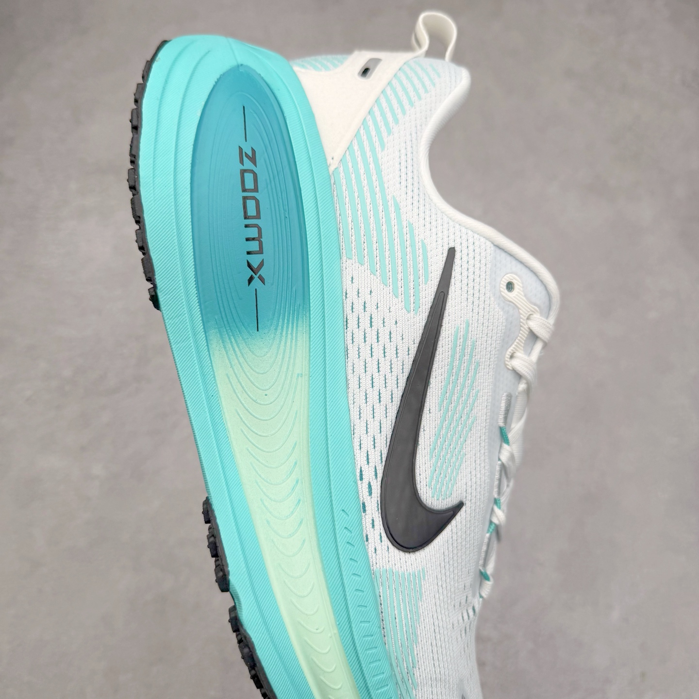 图片[6]-＃纯原福利 NK Air Zoom Vomero 18 轻便舒适公路跑步鞋 HM6803-103 质感柔软 弹力充沛 助力一路畅跑 乐享不停 厚实泡绵缔造舒适的回弹效果 铸就出色跑步表现 该鞋款轻盈透气 带你步入舒适新境界 疾速刺激感和非凡舒适脚感交织 定能让跑者在迈步间找到渴望已久的跑步乐趣 自如掌控跑步节奏、配速和里程 足底缓震配置赋予双足柔软舒适感受 助你一路畅跑 缓震设计 在双足触地时有助提供舒适脚感 搭载性能出众的 ZoomX 和 Cushlon 泡绵 营造柔软舒适脚感 助你稳稳迈步 基于跑者反馈 简化中底设计 带来出色舒适感 尺码：36 36.5 37.5 38 38.5 39 40 40.5 41 42 42.5 43 44 44.5 45-选品中心