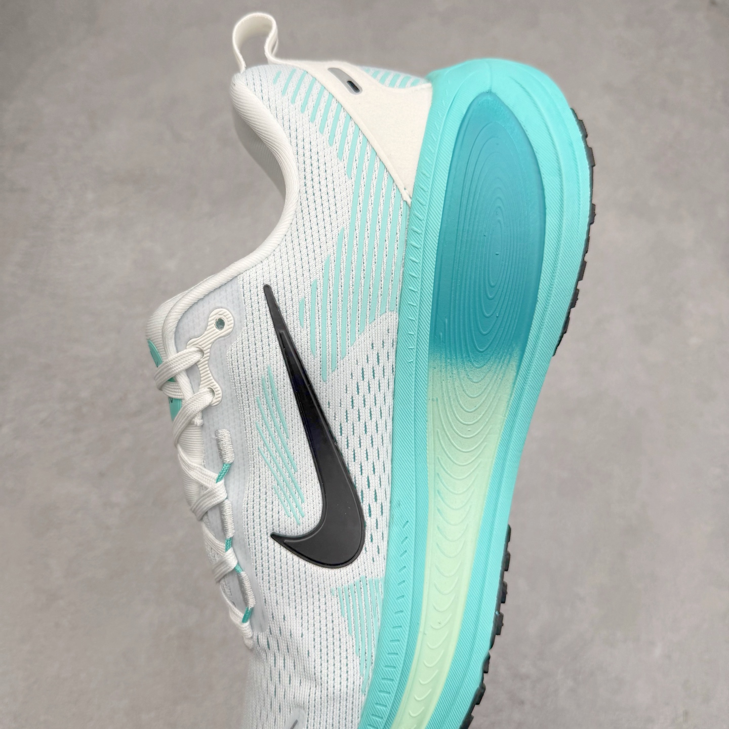 图片[7]-＃纯原福利 NK Air Zoom Vomero 18 轻便舒适公路跑步鞋 HM6803-103 质感柔软 弹力充沛 助力一路畅跑 乐享不停 厚实泡绵缔造舒适的回弹效果 铸就出色跑步表现 该鞋款轻盈透气 带你步入舒适新境界 疾速刺激感和非凡舒适脚感交织 定能让跑者在迈步间找到渴望已久的跑步乐趣 自如掌控跑步节奏、配速和里程 足底缓震配置赋予双足柔软舒适感受 助你一路畅跑 缓震设计 在双足触地时有助提供舒适脚感 搭载性能出众的 ZoomX 和 Cushlon 泡绵 营造柔软舒适脚感 助你稳稳迈步 基于跑者反馈 简化中底设计 带来出色舒适感 尺码：36 36.5 37.5 38 38.5 39 40 40.5 41 42 42.5 43 44 44.5 45-选品中心