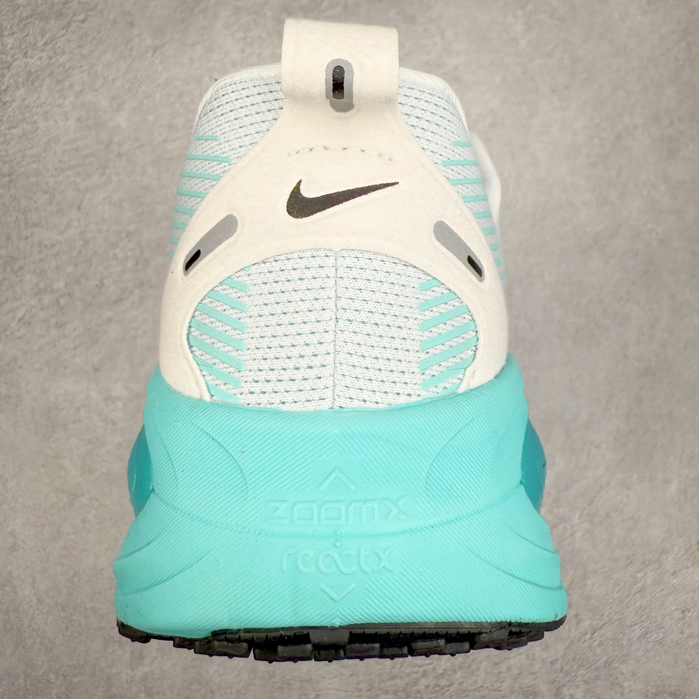 图片[8]-＃纯原福利 NK Air Zoom Vomero 18 轻便舒适公路跑步鞋 HM6803-103 质感柔软 弹力充沛 助力一路畅跑 乐享不停 厚实泡绵缔造舒适的回弹效果 铸就出色跑步表现 该鞋款轻盈透气 带你步入舒适新境界 疾速刺激感和非凡舒适脚感交织 定能让跑者在迈步间找到渴望已久的跑步乐趣 自如掌控跑步节奏、配速和里程 足底缓震配置赋予双足柔软舒适感受 助你一路畅跑 缓震设计 在双足触地时有助提供舒适脚感 搭载性能出众的 ZoomX 和 Cushlon 泡绵 营造柔软舒适脚感 助你稳稳迈步 基于跑者反馈 简化中底设计 带来出色舒适感 尺码：36 36.5 37.5 38 38.5 39 40 40.5 41 42 42.5 43 44 44.5 45-选品中心