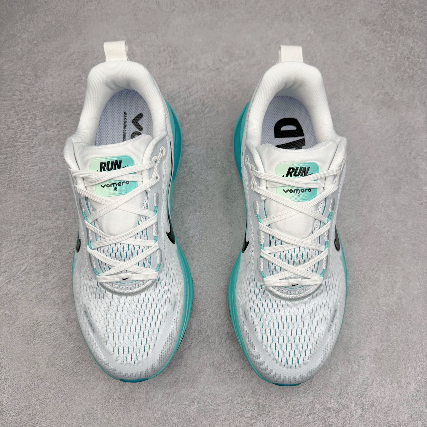 图片[2]-＃纯原福利 NK Air Zoom Vomero 18 轻便舒适公路跑步鞋 HM6803-103 质感柔软 弹力充沛 助力一路畅跑 乐享不停 厚实泡绵缔造舒适的回弹效果 铸就出色跑步表现 该鞋款轻盈透气 带你步入舒适新境界 疾速刺激感和非凡舒适脚感交织 定能让跑者在迈步间找到渴望已久的跑步乐趣 自如掌控跑步节奏、配速和里程 足底缓震配置赋予双足柔软舒适感受 助你一路畅跑 缓震设计 在双足触地时有助提供舒适脚感 搭载性能出众的 ZoomX 和 Cushlon 泡绵 营造柔软舒适脚感 助你稳稳迈步 基于跑者反馈 简化中底设计 带来出色舒适感 尺码：36 36.5 37.5 38 38.5 39 40 40.5 41 42 42.5 43 44 44.5 45-选品中心