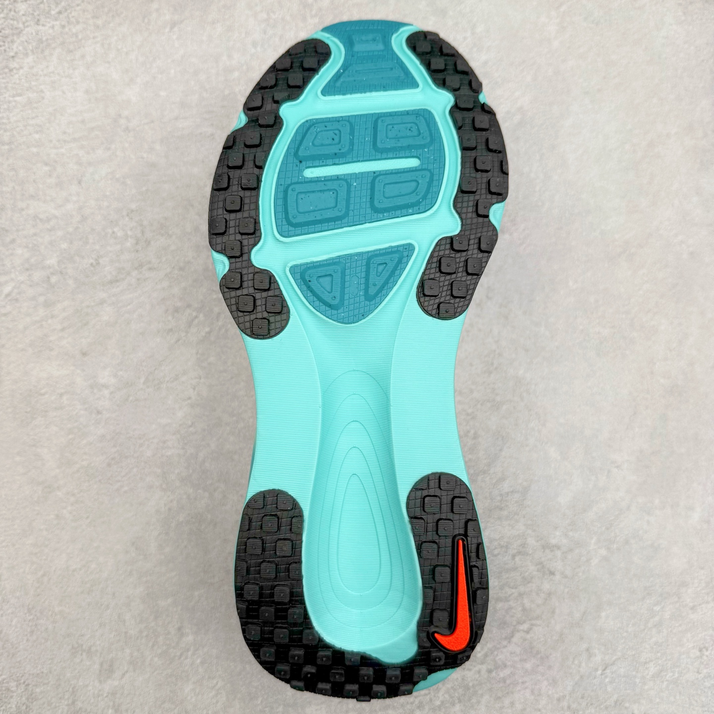 图片[9]-＃纯原福利 NK Air Zoom Vomero 18 轻便舒适公路跑步鞋 HM6803-103 质感柔软 弹力充沛 助力一路畅跑 乐享不停 厚实泡绵缔造舒适的回弹效果 铸就出色跑步表现 该鞋款轻盈透气 带你步入舒适新境界 疾速刺激感和非凡舒适脚感交织 定能让跑者在迈步间找到渴望已久的跑步乐趣 自如掌控跑步节奏、配速和里程 足底缓震配置赋予双足柔软舒适感受 助你一路畅跑 缓震设计 在双足触地时有助提供舒适脚感 搭载性能出众的 ZoomX 和 Cushlon 泡绵 营造柔软舒适脚感 助你稳稳迈步 基于跑者反馈 简化中底设计 带来出色舒适感 尺码：36 36.5 37.5 38 38.5 39 40 40.5 41 42 42.5 43 44 44.5 45-选品中心