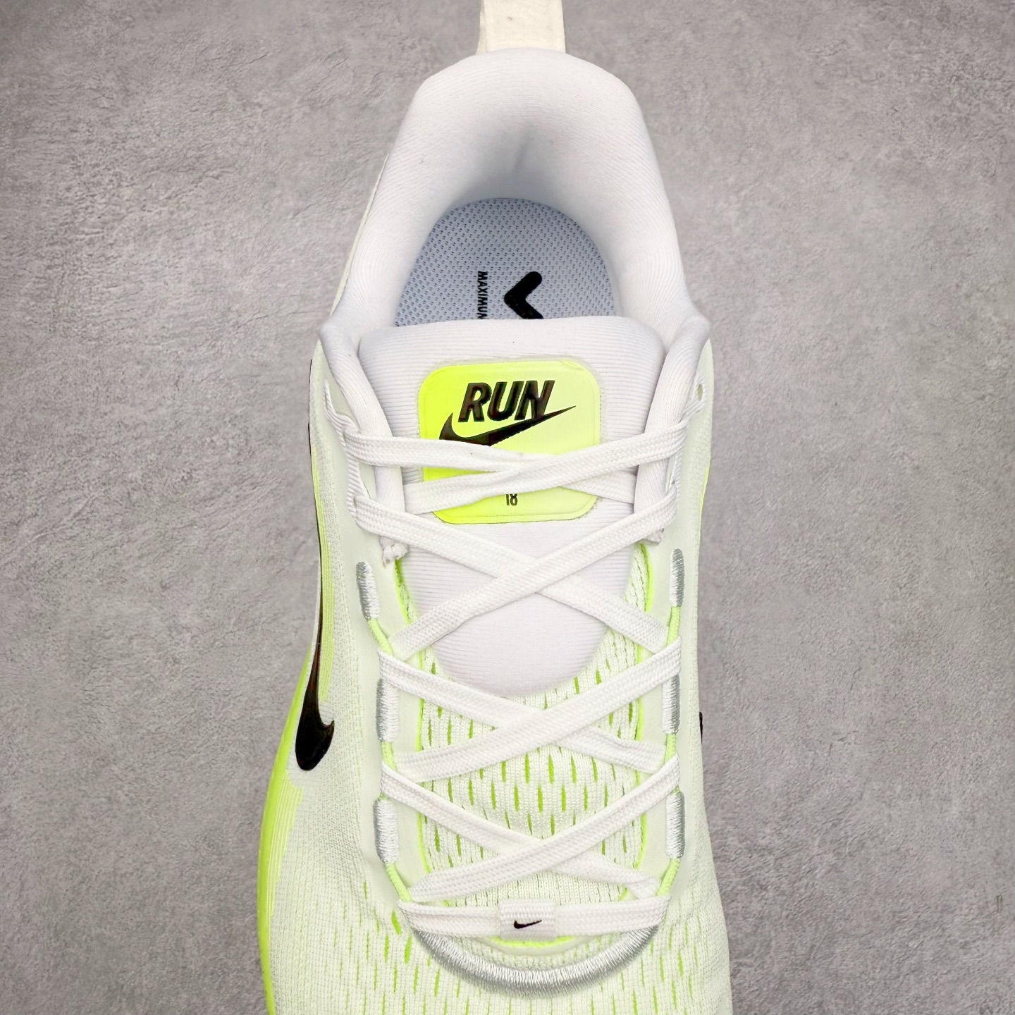 图片[5]-＃纯原福利 NK Air Zoom Vomero 18 轻便舒适公路跑步鞋 HM6803-100 质感柔软 弹力充沛 助力一路畅跑 乐享不停 厚实泡绵缔造舒适的回弹效果 铸就出色跑步表现 该鞋款轻盈透气 带你步入舒适新境界 疾速刺激感和非凡舒适脚感交织 定能让跑者在迈步间找到渴望已久的跑步乐趣 自如掌控跑步节奏、配速和里程 足底缓震配置赋予双足柔软舒适感受 助你一路畅跑 缓震设计 在双足触地时有助提供舒适脚感 搭载性能出众的 ZoomX 和 Cushlon 泡绵 营造柔软舒适脚感 助你稳稳迈步 基于跑者反馈 简化中底设计 带来出色舒适感 尺码：36 36.5 37.5 38 38.5 39 40 40.5 41 42 42.5 43 44 44.5 45-选品中心