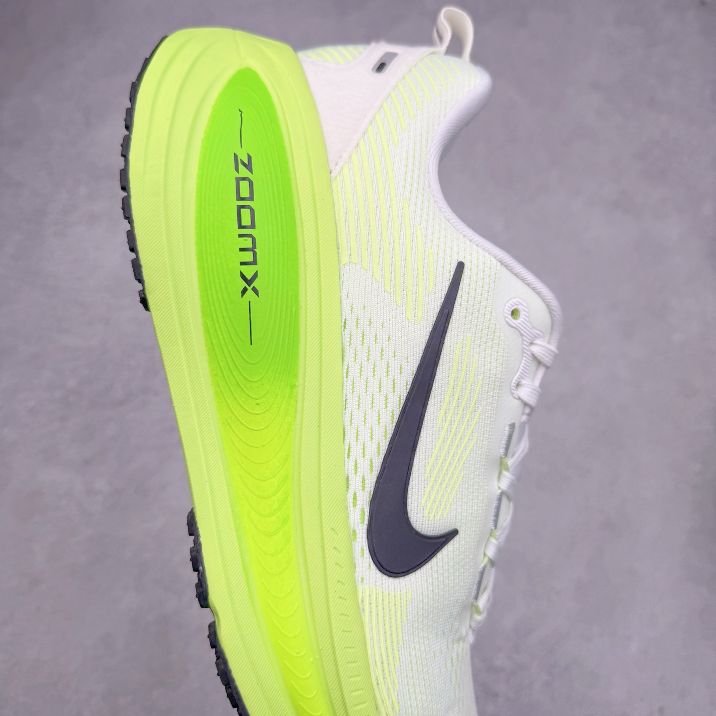 图片[6]-＃纯原福利 NK Air Zoom Vomero 18 轻便舒适公路跑步鞋 HM6803-100 质感柔软 弹力充沛 助力一路畅跑 乐享不停 厚实泡绵缔造舒适的回弹效果 铸就出色跑步表现 该鞋款轻盈透气 带你步入舒适新境界 疾速刺激感和非凡舒适脚感交织 定能让跑者在迈步间找到渴望已久的跑步乐趣 自如掌控跑步节奏、配速和里程 足底缓震配置赋予双足柔软舒适感受 助你一路畅跑 缓震设计 在双足触地时有助提供舒适脚感 搭载性能出众的 ZoomX 和 Cushlon 泡绵 营造柔软舒适脚感 助你稳稳迈步 基于跑者反馈 简化中底设计 带来出色舒适感 尺码：36 36.5 37.5 38 38.5 39 40 40.5 41 42 42.5 43 44 44.5 45-选品中心