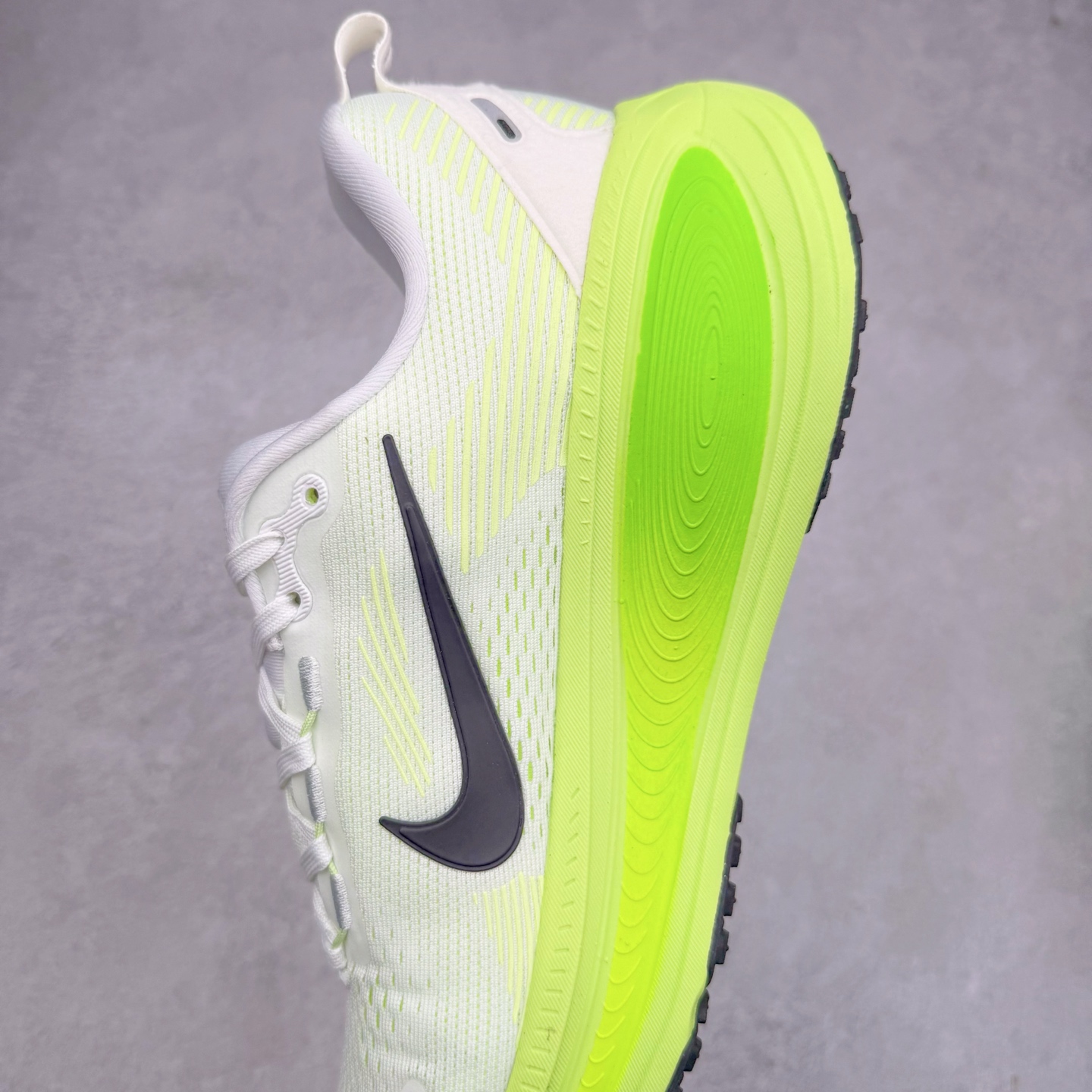 图片[7]-＃纯原福利 NK Air Zoom Vomero 18 轻便舒适公路跑步鞋 HM6803-100 质感柔软 弹力充沛 助力一路畅跑 乐享不停 厚实泡绵缔造舒适的回弹效果 铸就出色跑步表现 该鞋款轻盈透气 带你步入舒适新境界 疾速刺激感和非凡舒适脚感交织 定能让跑者在迈步间找到渴望已久的跑步乐趣 自如掌控跑步节奏、配速和里程 足底缓震配置赋予双足柔软舒适感受 助你一路畅跑 缓震设计 在双足触地时有助提供舒适脚感 搭载性能出众的 ZoomX 和 Cushlon 泡绵 营造柔软舒适脚感 助你稳稳迈步 基于跑者反馈 简化中底设计 带来出色舒适感 尺码：36 36.5 37.5 38 38.5 39 40 40.5 41 42 42.5 43 44 44.5 45-选品中心