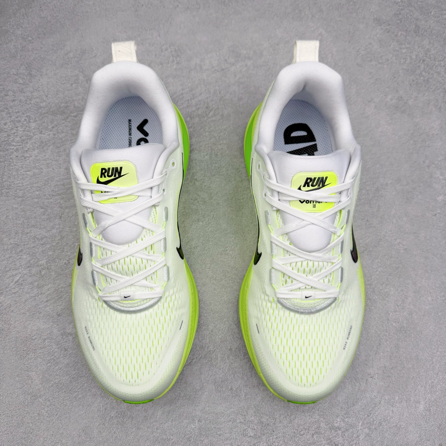 图片[2]-＃纯原福利 NK Air Zoom Vomero 18 轻便舒适公路跑步鞋 HM6803-100 质感柔软 弹力充沛 助力一路畅跑 乐享不停 厚实泡绵缔造舒适的回弹效果 铸就出色跑步表现 该鞋款轻盈透气 带你步入舒适新境界 疾速刺激感和非凡舒适脚感交织 定能让跑者在迈步间找到渴望已久的跑步乐趣 自如掌控跑步节奏、配速和里程 足底缓震配置赋予双足柔软舒适感受 助你一路畅跑 缓震设计 在双足触地时有助提供舒适脚感 搭载性能出众的 ZoomX 和 Cushlon 泡绵 营造柔软舒适脚感 助你稳稳迈步 基于跑者反馈 简化中底设计 带来出色舒适感 尺码：36 36.5 37.5 38 38.5 39 40 40.5 41 42 42.5 43 44 44.5 45-选品中心