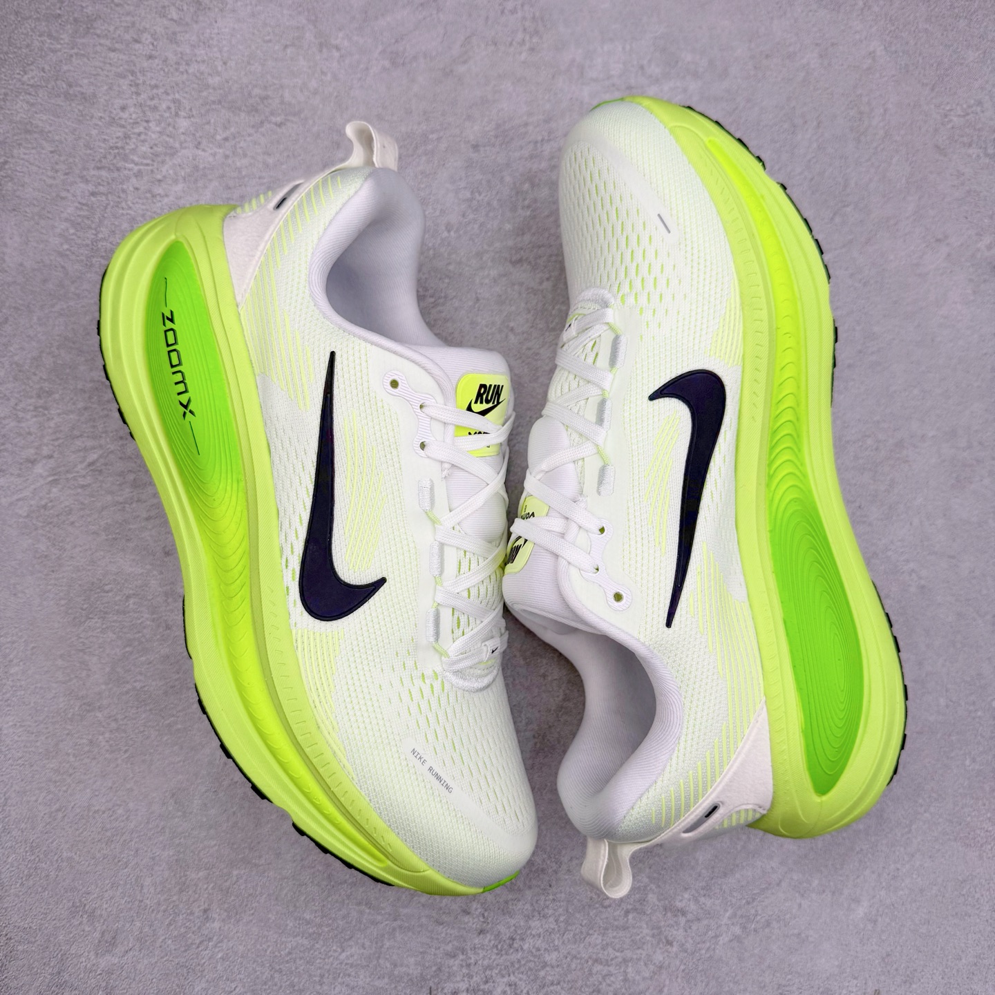 图片[3]-＃纯原福利 NK Air Zoom Vomero 18 轻便舒适公路跑步鞋 HM6803-100 质感柔软 弹力充沛 助力一路畅跑 乐享不停 厚实泡绵缔造舒适的回弹效果 铸就出色跑步表现 该鞋款轻盈透气 带你步入舒适新境界 疾速刺激感和非凡舒适脚感交织 定能让跑者在迈步间找到渴望已久的跑步乐趣 自如掌控跑步节奏、配速和里程 足底缓震配置赋予双足柔软舒适感受 助你一路畅跑 缓震设计 在双足触地时有助提供舒适脚感 搭载性能出众的 ZoomX 和 Cushlon 泡绵 营造柔软舒适脚感 助你稳稳迈步 基于跑者反馈 简化中底设计 带来出色舒适感 尺码：36 36.5 37.5 38 38.5 39 40 40.5 41 42 42.5 43 44 44.5 45-选品中心