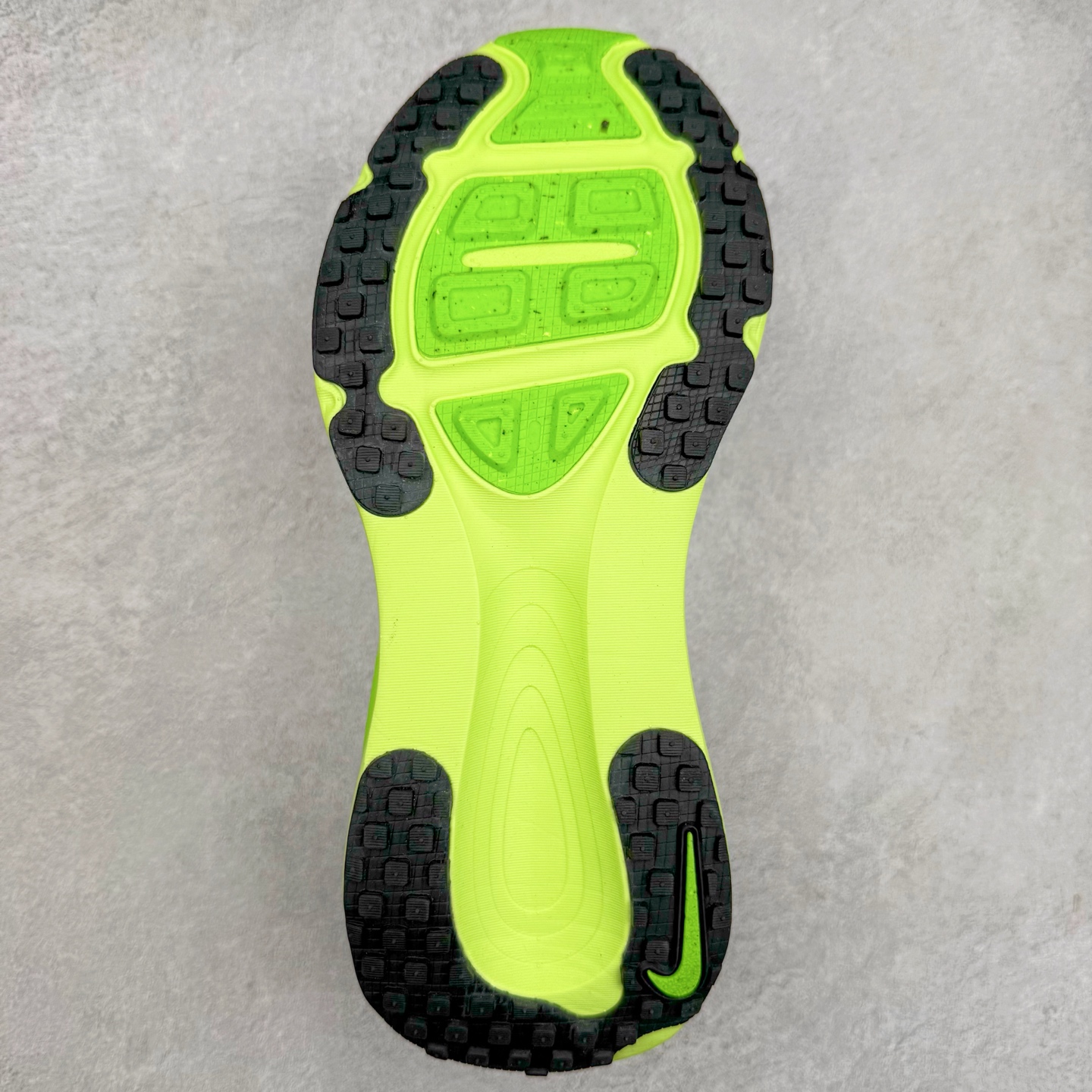 图片[9]-＃纯原福利 NK Air Zoom Vomero 18 轻便舒适公路跑步鞋 HM6803-100 质感柔软 弹力充沛 助力一路畅跑 乐享不停 厚实泡绵缔造舒适的回弹效果 铸就出色跑步表现 该鞋款轻盈透气 带你步入舒适新境界 疾速刺激感和非凡舒适脚感交织 定能让跑者在迈步间找到渴望已久的跑步乐趣 自如掌控跑步节奏、配速和里程 足底缓震配置赋予双足柔软舒适感受 助你一路畅跑 缓震设计 在双足触地时有助提供舒适脚感 搭载性能出众的 ZoomX 和 Cushlon 泡绵 营造柔软舒适脚感 助你稳稳迈步 基于跑者反馈 简化中底设计 带来出色舒适感 尺码：36 36.5 37.5 38 38.5 39 40 40.5 41 42 42.5 43 44 44.5 45-选品中心