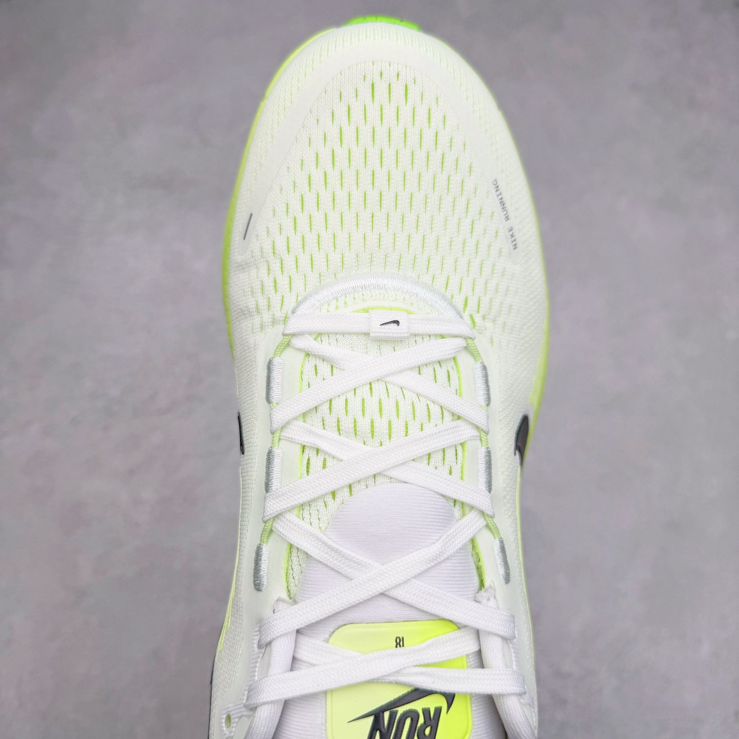 图片[4]-＃纯原福利 NK Air Zoom Vomero 18 轻便舒适公路跑步鞋 HM6803-100 质感柔软 弹力充沛 助力一路畅跑 乐享不停 厚实泡绵缔造舒适的回弹效果 铸就出色跑步表现 该鞋款轻盈透气 带你步入舒适新境界 疾速刺激感和非凡舒适脚感交织 定能让跑者在迈步间找到渴望已久的跑步乐趣 自如掌控跑步节奏、配速和里程 足底缓震配置赋予双足柔软舒适感受 助你一路畅跑 缓震设计 在双足触地时有助提供舒适脚感 搭载性能出众的 ZoomX 和 Cushlon 泡绵 营造柔软舒适脚感 助你稳稳迈步 基于跑者反馈 简化中底设计 带来出色舒适感 尺码：36 36.5 37.5 38 38.5 39 40 40.5 41 42 42.5 43 44 44.5 45-选品中心