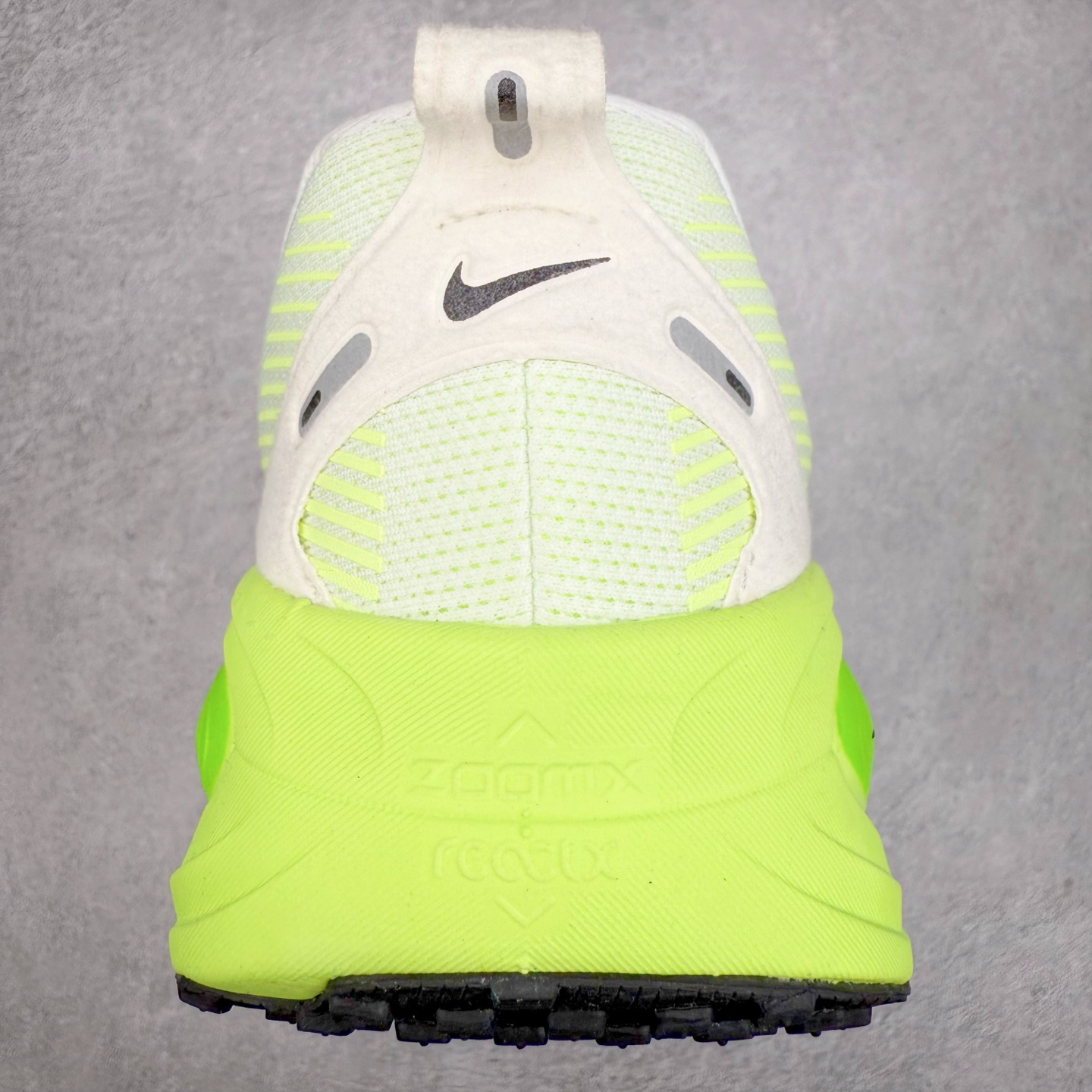 图片[8]-＃纯原福利 NK Air Zoom Vomero 18 轻便舒适公路跑步鞋 HM6803-100 质感柔软 弹力充沛 助力一路畅跑 乐享不停 厚实泡绵缔造舒适的回弹效果 铸就出色跑步表现 该鞋款轻盈透气 带你步入舒适新境界 疾速刺激感和非凡舒适脚感交织 定能让跑者在迈步间找到渴望已久的跑步乐趣 自如掌控跑步节奏、配速和里程 足底缓震配置赋予双足柔软舒适感受 助你一路畅跑 缓震设计 在双足触地时有助提供舒适脚感 搭载性能出众的 ZoomX 和 Cushlon 泡绵 营造柔软舒适脚感 助你稳稳迈步 基于跑者反馈 简化中底设计 带来出色舒适感 尺码：36 36.5 37.5 38 38.5 39 40 40.5 41 42 42.5 43 44 44.5 45-选品中心