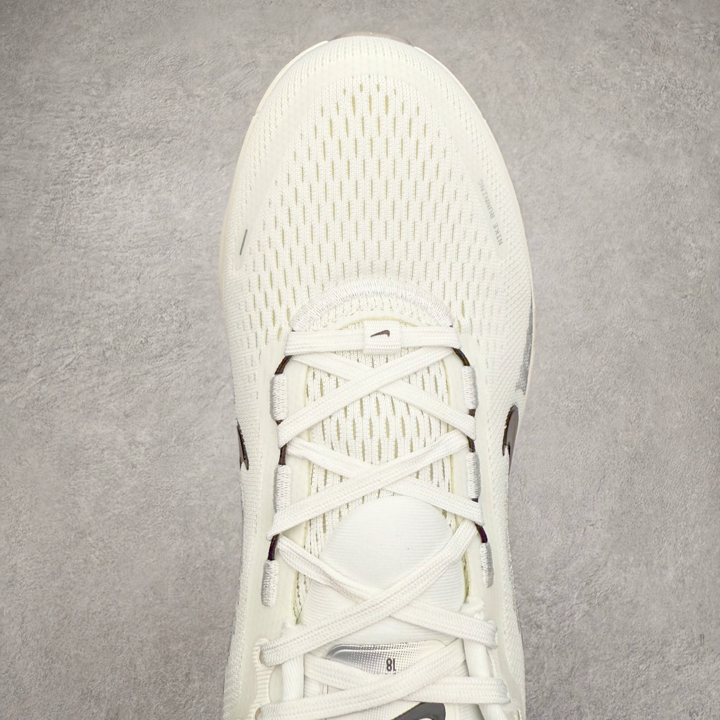 图片[4]-＃纯原福利 NK Air Zoom Vomero 18 轻便舒适公路跑步鞋 HM6803-101 质感柔软 弹力充沛 助力一路畅跑 乐享不停 厚实泡绵缔造舒适的回弹效果 铸就出色跑步表现 该鞋款轻盈透气 带你步入舒适新境界 疾速刺激感和非凡舒适脚感交织 定能让跑者在迈步间找到渴望已久的跑步乐趣 自如掌控跑步节奏、配速和里程 足底缓震配置赋予双足柔软舒适感受 助你一路畅跑 缓震设计 在双足触地时有助提供舒适脚感 搭载性能出众的 ZoomX 和 Cushlon 泡绵 营造柔软舒适脚感 助你稳稳迈步 基于跑者反馈 简化中底设计 带来出色舒适感 尺码：36 36.5 37.5 38 38.5 39 40 40.5 41 42 42.5 43 44 44.5 45-选品中心