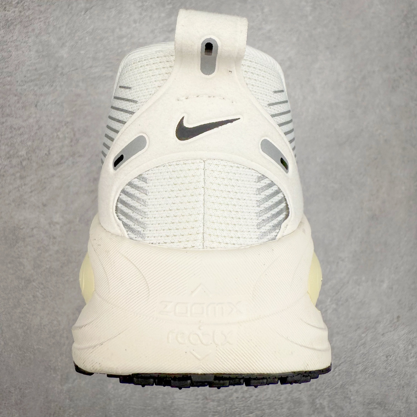 图片[8]-＃纯原福利 NK Air Zoom Vomero 18 轻便舒适公路跑步鞋 HM6803-101 质感柔软 弹力充沛 助力一路畅跑 乐享不停 厚实泡绵缔造舒适的回弹效果 铸就出色跑步表现 该鞋款轻盈透气 带你步入舒适新境界 疾速刺激感和非凡舒适脚感交织 定能让跑者在迈步间找到渴望已久的跑步乐趣 自如掌控跑步节奏、配速和里程 足底缓震配置赋予双足柔软舒适感受 助你一路畅跑 缓震设计 在双足触地时有助提供舒适脚感 搭载性能出众的 ZoomX 和 Cushlon 泡绵 营造柔软舒适脚感 助你稳稳迈步 基于跑者反馈 简化中底设计 带来出色舒适感 尺码：36 36.5 37.5 38 38.5 39 40 40.5 41 42 42.5 43 44 44.5 45-选品中心