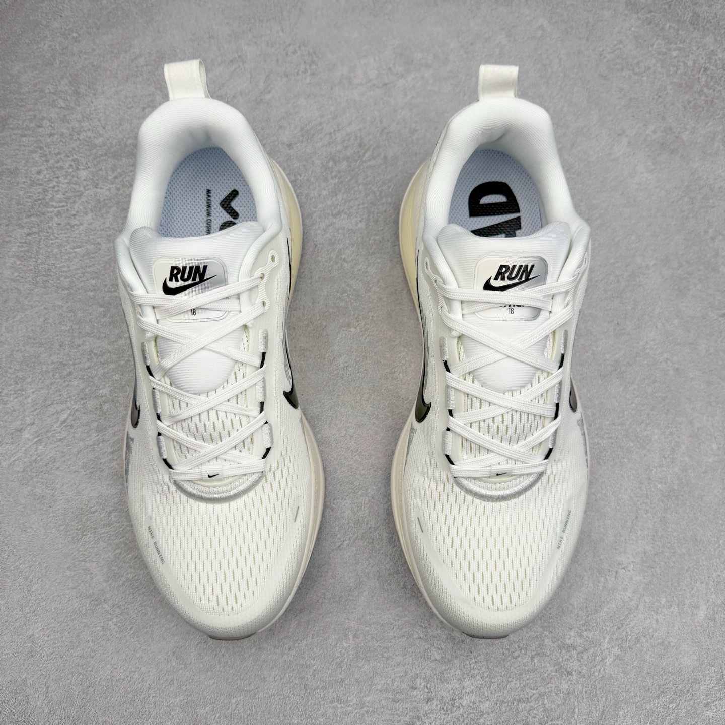 图片[2]-＃纯原福利 NK Air Zoom Vomero 18 轻便舒适公路跑步鞋 HM6803-101 质感柔软 弹力充沛 助力一路畅跑 乐享不停 厚实泡绵缔造舒适的回弹效果 铸就出色跑步表现 该鞋款轻盈透气 带你步入舒适新境界 疾速刺激感和非凡舒适脚感交织 定能让跑者在迈步间找到渴望已久的跑步乐趣 自如掌控跑步节奏、配速和里程 足底缓震配置赋予双足柔软舒适感受 助你一路畅跑 缓震设计 在双足触地时有助提供舒适脚感 搭载性能出众的 ZoomX 和 Cushlon 泡绵 营造柔软舒适脚感 助你稳稳迈步 基于跑者反馈 简化中底设计 带来出色舒适感 尺码：36 36.5 37.5 38 38.5 39 40 40.5 41 42 42.5 43 44 44.5 45-选品中心