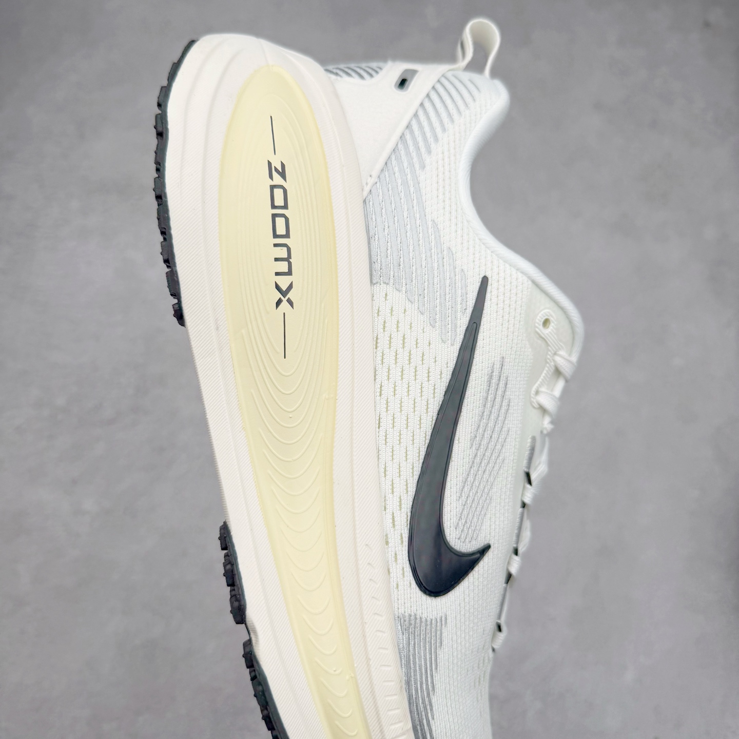 图片[6]-＃纯原福利 NK Air Zoom Vomero 18 轻便舒适公路跑步鞋 HM6803-101 质感柔软 弹力充沛 助力一路畅跑 乐享不停 厚实泡绵缔造舒适的回弹效果 铸就出色跑步表现 该鞋款轻盈透气 带你步入舒适新境界 疾速刺激感和非凡舒适脚感交织 定能让跑者在迈步间找到渴望已久的跑步乐趣 自如掌控跑步节奏、配速和里程 足底缓震配置赋予双足柔软舒适感受 助你一路畅跑 缓震设计 在双足触地时有助提供舒适脚感 搭载性能出众的 ZoomX 和 Cushlon 泡绵 营造柔软舒适脚感 助你稳稳迈步 基于跑者反馈 简化中底设计 带来出色舒适感 尺码：36 36.5 37.5 38 38.5 39 40 40.5 41 42 42.5 43 44 44.5 45-选品中心