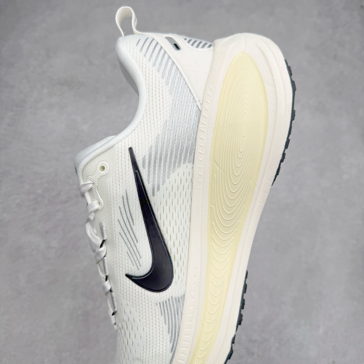 图片[7]-＃纯原福利 NK Air Zoom Vomero 18 轻便舒适公路跑步鞋 HM6803-101 质感柔软 弹力充沛 助力一路畅跑 乐享不停 厚实泡绵缔造舒适的回弹效果 铸就出色跑步表现 该鞋款轻盈透气 带你步入舒适新境界 疾速刺激感和非凡舒适脚感交织 定能让跑者在迈步间找到渴望已久的跑步乐趣 自如掌控跑步节奏、配速和里程 足底缓震配置赋予双足柔软舒适感受 助你一路畅跑 缓震设计 在双足触地时有助提供舒适脚感 搭载性能出众的 ZoomX 和 Cushlon 泡绵 营造柔软舒适脚感 助你稳稳迈步 基于跑者反馈 简化中底设计 带来出色舒适感 尺码：36 36.5 37.5 38 38.5 39 40 40.5 41 42 42.5 43 44 44.5 45-选品中心