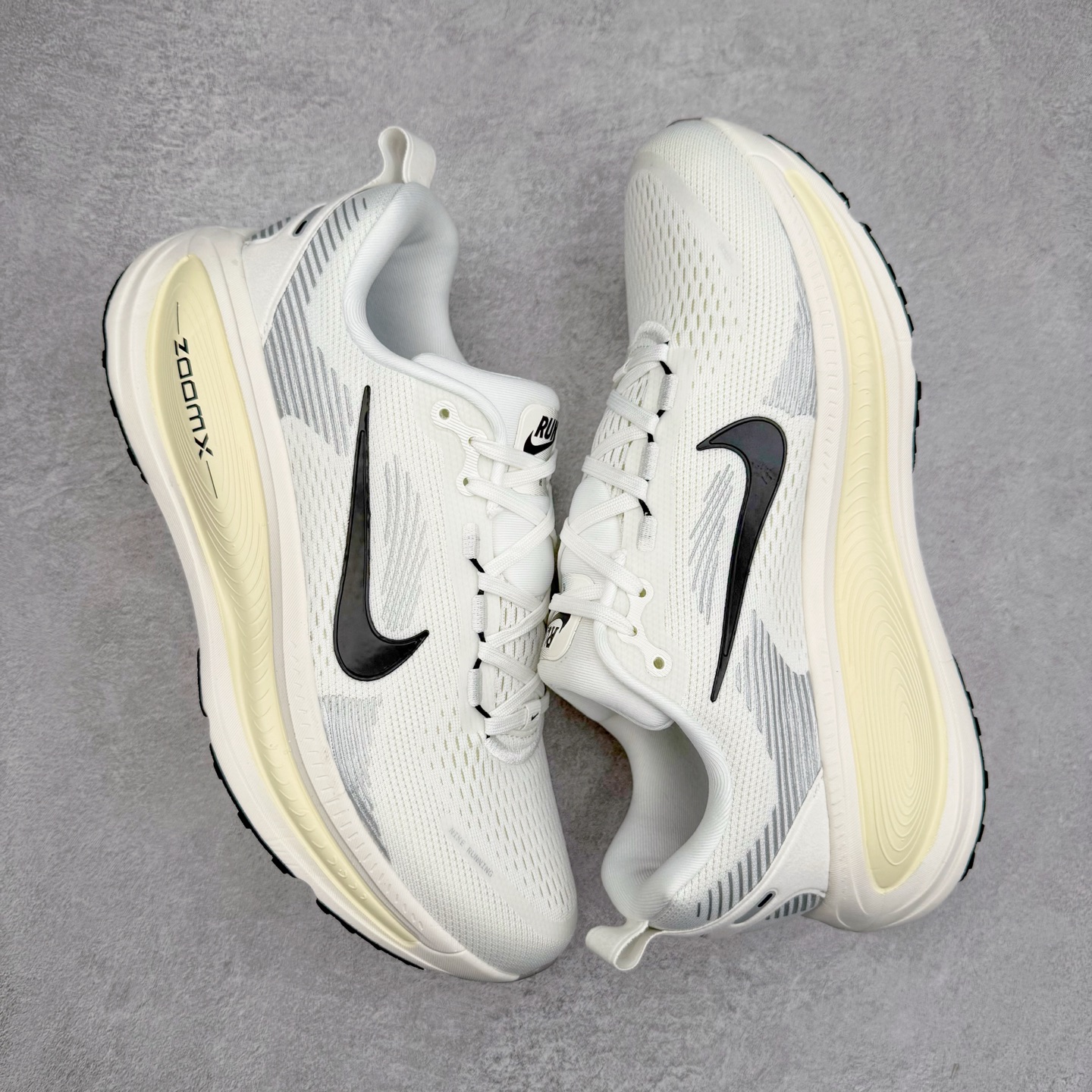 图片[3]-＃纯原福利 NK Air Zoom Vomero 18 轻便舒适公路跑步鞋 HM6803-101 质感柔软 弹力充沛 助力一路畅跑 乐享不停 厚实泡绵缔造舒适的回弹效果 铸就出色跑步表现 该鞋款轻盈透气 带你步入舒适新境界 疾速刺激感和非凡舒适脚感交织 定能让跑者在迈步间找到渴望已久的跑步乐趣 自如掌控跑步节奏、配速和里程 足底缓震配置赋予双足柔软舒适感受 助你一路畅跑 缓震设计 在双足触地时有助提供舒适脚感 搭载性能出众的 ZoomX 和 Cushlon 泡绵 营造柔软舒适脚感 助你稳稳迈步 基于跑者反馈 简化中底设计 带来出色舒适感 尺码：36 36.5 37.5 38 38.5 39 40 40.5 41 42 42.5 43 44 44.5 45-选品中心