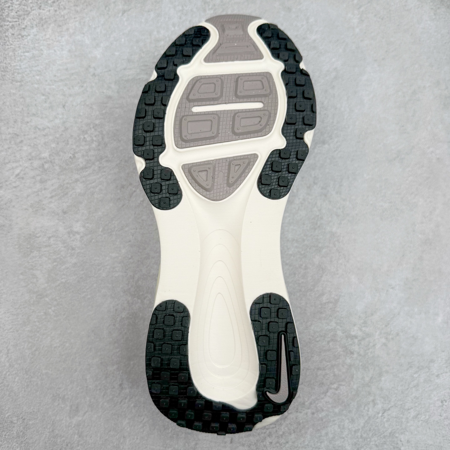 图片[9]-＃纯原福利 NK Air Zoom Vomero 18 轻便舒适公路跑步鞋 HM6803-101 质感柔软 弹力充沛 助力一路畅跑 乐享不停 厚实泡绵缔造舒适的回弹效果 铸就出色跑步表现 该鞋款轻盈透气 带你步入舒适新境界 疾速刺激感和非凡舒适脚感交织 定能让跑者在迈步间找到渴望已久的跑步乐趣 自如掌控跑步节奏、配速和里程 足底缓震配置赋予双足柔软舒适感受 助你一路畅跑 缓震设计 在双足触地时有助提供舒适脚感 搭载性能出众的 ZoomX 和 Cushlon 泡绵 营造柔软舒适脚感 助你稳稳迈步 基于跑者反馈 简化中底设计 带来出色舒适感 尺码：36 36.5 37.5 38 38.5 39 40 40.5 41 42 42.5 43 44 44.5 45-选品中心