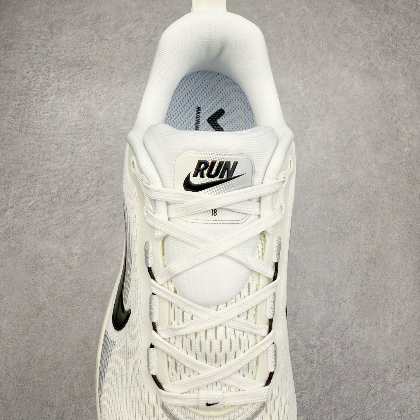 图片[5]-＃纯原福利 NK Air Zoom Vomero 18 轻便舒适公路跑步鞋 HM6803-101 质感柔软 弹力充沛 助力一路畅跑 乐享不停 厚实泡绵缔造舒适的回弹效果 铸就出色跑步表现 该鞋款轻盈透气 带你步入舒适新境界 疾速刺激感和非凡舒适脚感交织 定能让跑者在迈步间找到渴望已久的跑步乐趣 自如掌控跑步节奏、配速和里程 足底缓震配置赋予双足柔软舒适感受 助你一路畅跑 缓震设计 在双足触地时有助提供舒适脚感 搭载性能出众的 ZoomX 和 Cushlon 泡绵 营造柔软舒适脚感 助你稳稳迈步 基于跑者反馈 简化中底设计 带来出色舒适感 尺码：36 36.5 37.5 38 38.5 39 40 40.5 41 42 42.5 43 44 44.5 45-选品中心