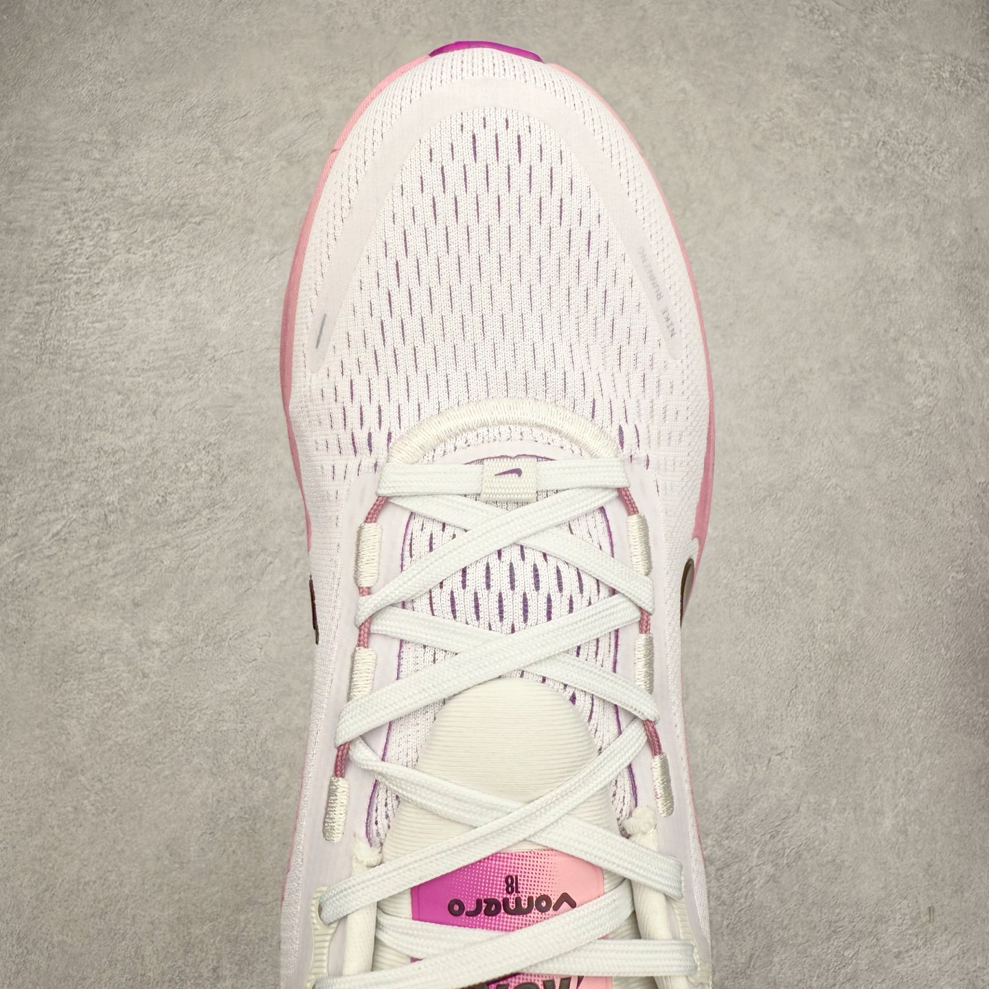 图片[4]-＃纯原福利 NK Air Zoom Vomero 18 轻便舒适公路跑步鞋 HM6804-105 质感柔软 弹力充沛 助力一路畅跑 乐享不停 厚实泡绵缔造舒适的回弹效果 铸就出色跑步表现 该鞋款轻盈透气 带你步入舒适新境界 疾速刺激感和非凡舒适脚感交织 定能让跑者在迈步间找到渴望已久的跑步乐趣 自如掌控跑步节奏、配速和里程 足底缓震配置赋予双足柔软舒适感受 助你一路畅跑 缓震设计 在双足触地时有助提供舒适脚感 搭载性能出众的 ZoomX 和 Cushlon 泡绵 营造柔软舒适脚感 助你稳稳迈步 基于跑者反馈 简化中底设计 带来出色舒适感 尺码：36 36.5 37.5 38 38.5 39 40 40.5 41 42 42.5 43 44 44.5 45-选品中心