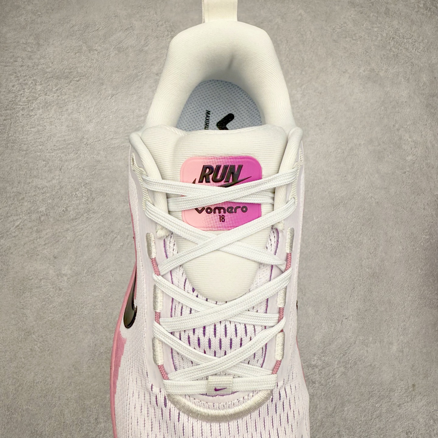 图片[5]-＃纯原福利 NK Air Zoom Vomero 18 轻便舒适公路跑步鞋 HM6804-105 质感柔软 弹力充沛 助力一路畅跑 乐享不停 厚实泡绵缔造舒适的回弹效果 铸就出色跑步表现 该鞋款轻盈透气 带你步入舒适新境界 疾速刺激感和非凡舒适脚感交织 定能让跑者在迈步间找到渴望已久的跑步乐趣 自如掌控跑步节奏、配速和里程 足底缓震配置赋予双足柔软舒适感受 助你一路畅跑 缓震设计 在双足触地时有助提供舒适脚感 搭载性能出众的 ZoomX 和 Cushlon 泡绵 营造柔软舒适脚感 助你稳稳迈步 基于跑者反馈 简化中底设计 带来出色舒适感 尺码：36 36.5 37.5 38 38.5 39 40 40.5 41 42 42.5 43 44 44.5 45-选品中心