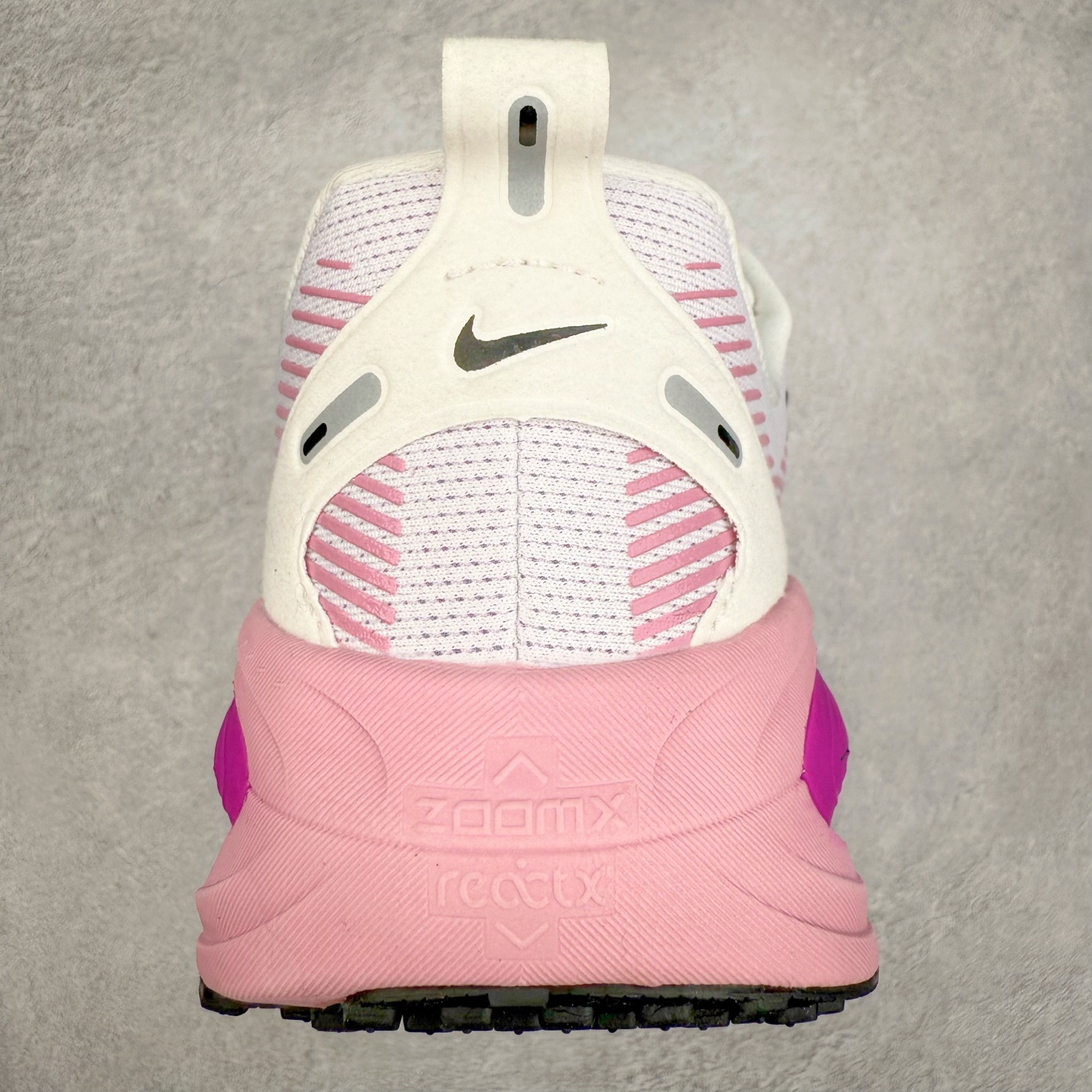 图片[8]-＃纯原福利 NK Air Zoom Vomero 18 轻便舒适公路跑步鞋 HM6804-105 质感柔软 弹力充沛 助力一路畅跑 乐享不停 厚实泡绵缔造舒适的回弹效果 铸就出色跑步表现 该鞋款轻盈透气 带你步入舒适新境界 疾速刺激感和非凡舒适脚感交织 定能让跑者在迈步间找到渴望已久的跑步乐趣 自如掌控跑步节奏、配速和里程 足底缓震配置赋予双足柔软舒适感受 助你一路畅跑 缓震设计 在双足触地时有助提供舒适脚感 搭载性能出众的 ZoomX 和 Cushlon 泡绵 营造柔软舒适脚感 助你稳稳迈步 基于跑者反馈 简化中底设计 带来出色舒适感 尺码：36 36.5 37.5 38 38.5 39 40 40.5 41 42 42.5 43 44 44.5 45-选品中心