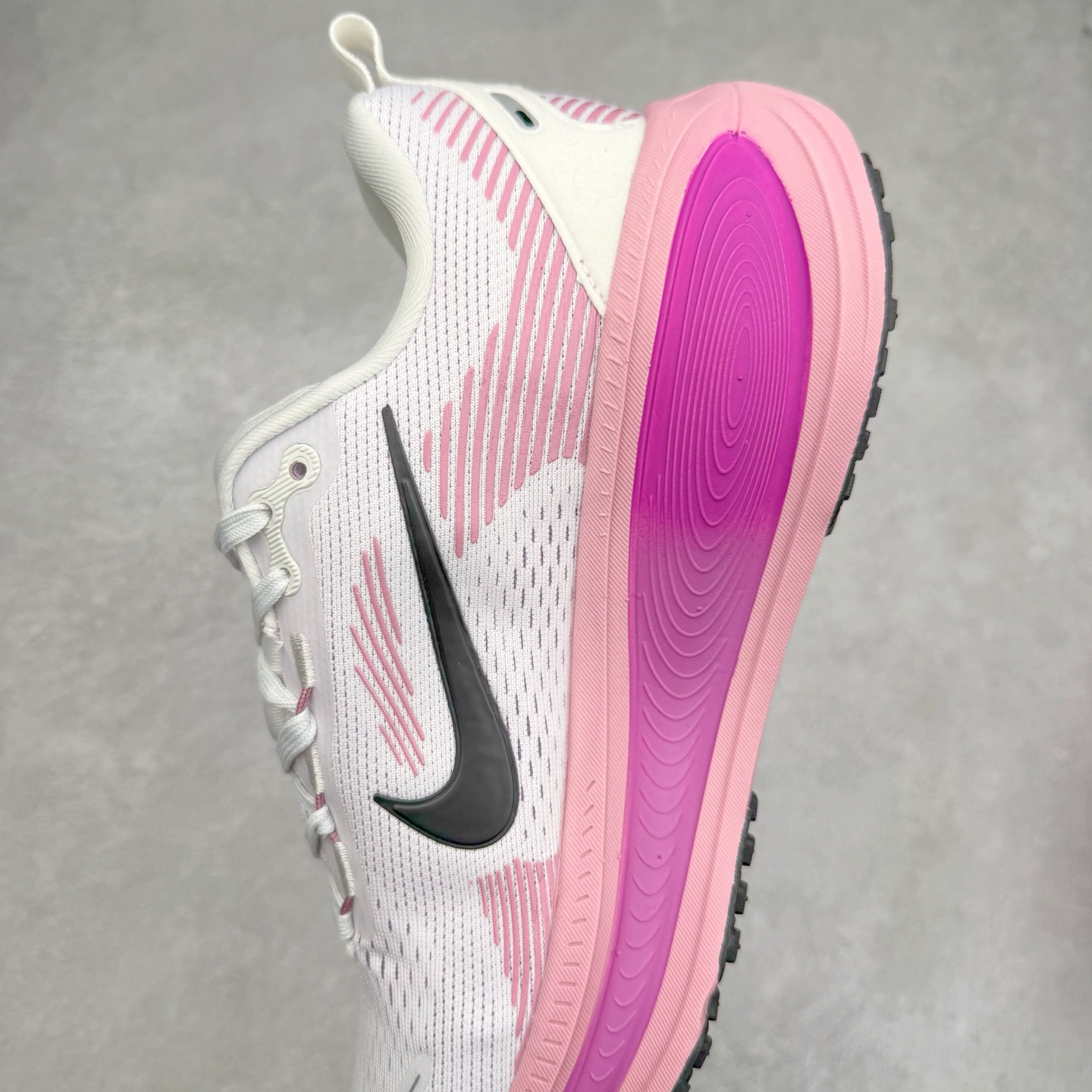 图片[7]-＃纯原福利 NK Air Zoom Vomero 18 轻便舒适公路跑步鞋 HM6804-105 质感柔软 弹力充沛 助力一路畅跑 乐享不停 厚实泡绵缔造舒适的回弹效果 铸就出色跑步表现 该鞋款轻盈透气 带你步入舒适新境界 疾速刺激感和非凡舒适脚感交织 定能让跑者在迈步间找到渴望已久的跑步乐趣 自如掌控跑步节奏、配速和里程 足底缓震配置赋予双足柔软舒适感受 助你一路畅跑 缓震设计 在双足触地时有助提供舒适脚感 搭载性能出众的 ZoomX 和 Cushlon 泡绵 营造柔软舒适脚感 助你稳稳迈步 基于跑者反馈 简化中底设计 带来出色舒适感 尺码：36 36.5 37.5 38 38.5 39 40 40.5 41 42 42.5 43 44 44.5 45-选品中心