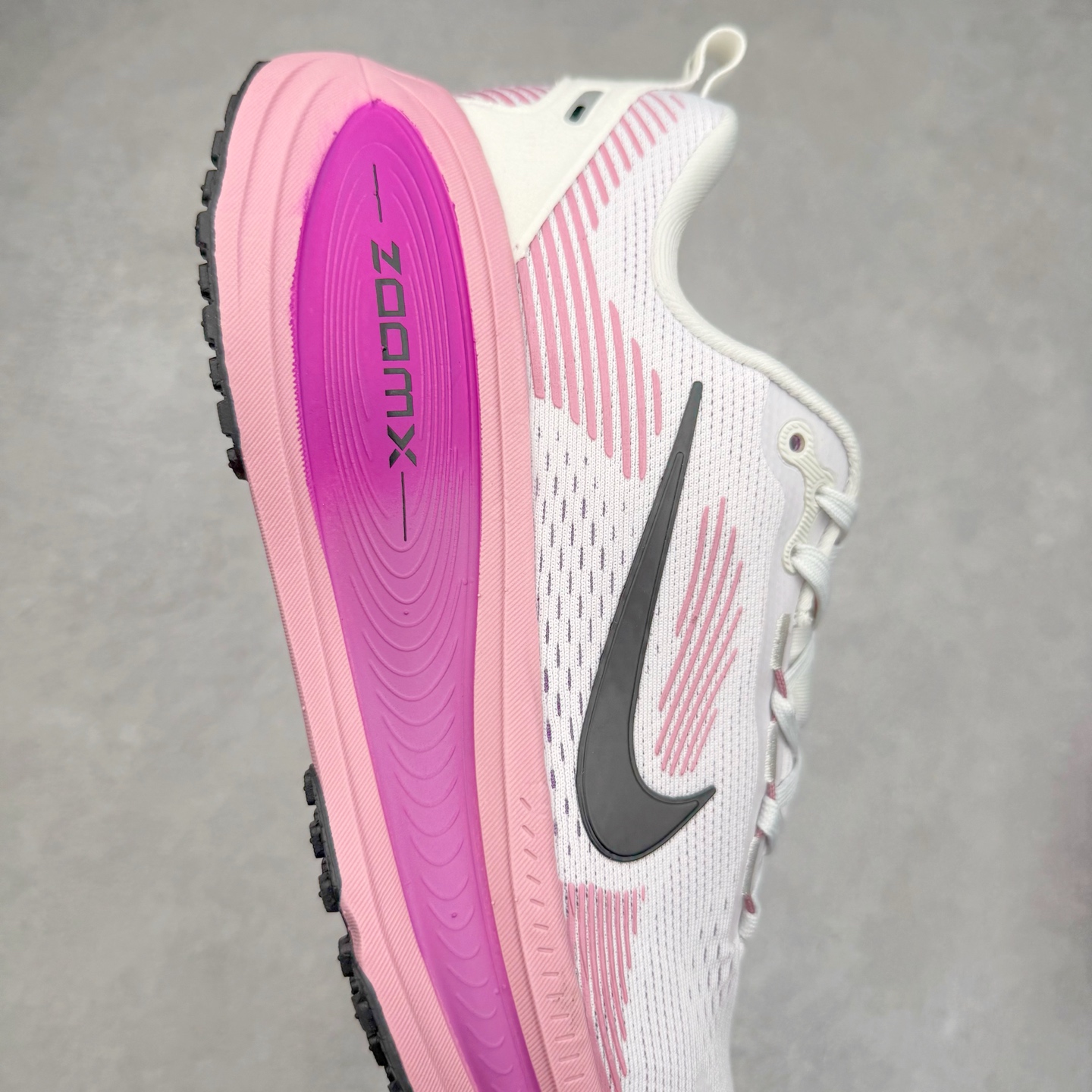 图片[6]-＃纯原福利 NK Air Zoom Vomero 18 轻便舒适公路跑步鞋 HM6804-105 质感柔软 弹力充沛 助力一路畅跑 乐享不停 厚实泡绵缔造舒适的回弹效果 铸就出色跑步表现 该鞋款轻盈透气 带你步入舒适新境界 疾速刺激感和非凡舒适脚感交织 定能让跑者在迈步间找到渴望已久的跑步乐趣 自如掌控跑步节奏、配速和里程 足底缓震配置赋予双足柔软舒适感受 助你一路畅跑 缓震设计 在双足触地时有助提供舒适脚感 搭载性能出众的 ZoomX 和 Cushlon 泡绵 营造柔软舒适脚感 助你稳稳迈步 基于跑者反馈 简化中底设计 带来出色舒适感 尺码：36 36.5 37.5 38 38.5 39 40 40.5 41 42 42.5 43 44 44.5 45-选品中心