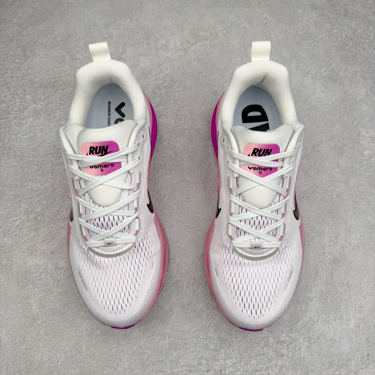 图片[2]-＃纯原福利 NK Air Zoom Vomero 18 轻便舒适公路跑步鞋 HM6804-105 质感柔软 弹力充沛 助力一路畅跑 乐享不停 厚实泡绵缔造舒适的回弹效果 铸就出色跑步表现 该鞋款轻盈透气 带你步入舒适新境界 疾速刺激感和非凡舒适脚感交织 定能让跑者在迈步间找到渴望已久的跑步乐趣 自如掌控跑步节奏、配速和里程 足底缓震配置赋予双足柔软舒适感受 助你一路畅跑 缓震设计 在双足触地时有助提供舒适脚感 搭载性能出众的 ZoomX 和 Cushlon 泡绵 营造柔软舒适脚感 助你稳稳迈步 基于跑者反馈 简化中底设计 带来出色舒适感 尺码：36 36.5 37.5 38 38.5 39 40 40.5 41 42 42.5 43 44 44.5 45-选品中心