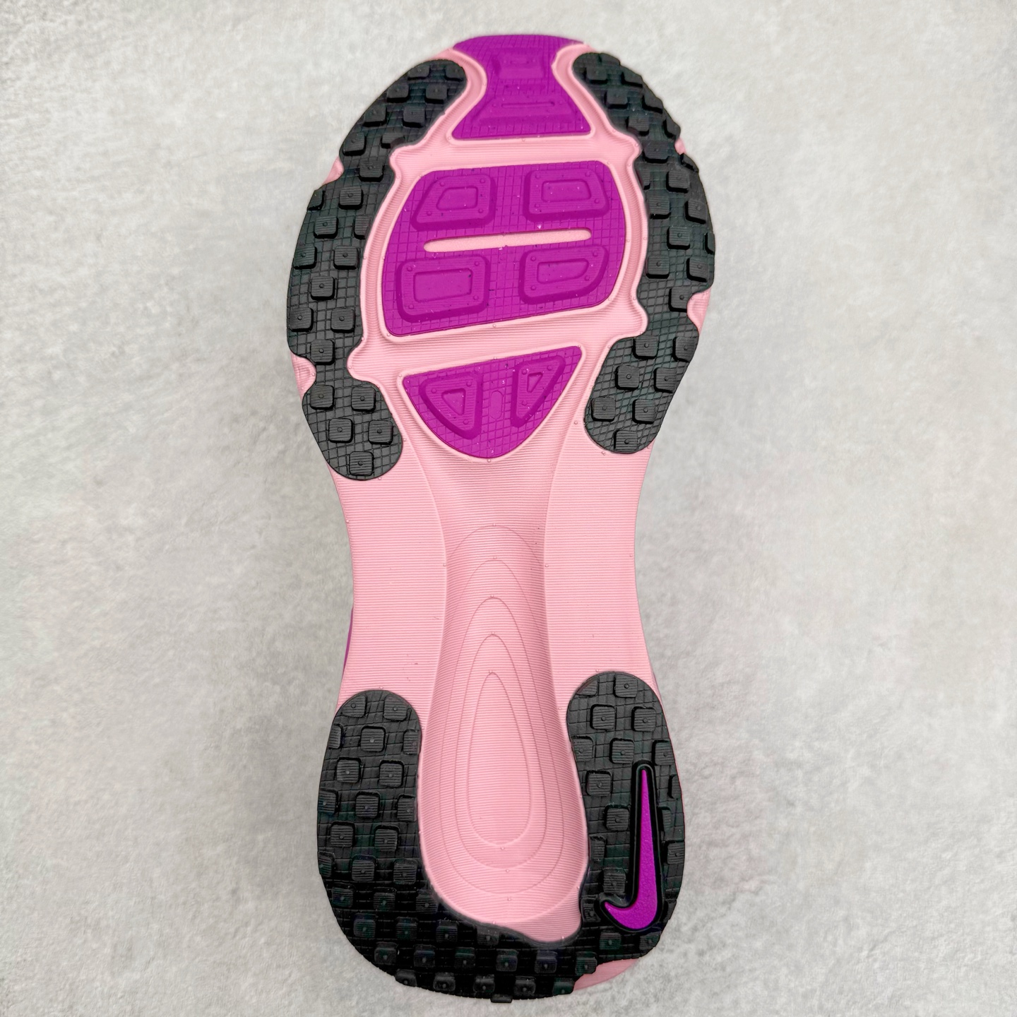 图片[9]-＃纯原福利 NK Air Zoom Vomero 18 轻便舒适公路跑步鞋 HM6804-105 质感柔软 弹力充沛 助力一路畅跑 乐享不停 厚实泡绵缔造舒适的回弹效果 铸就出色跑步表现 该鞋款轻盈透气 带你步入舒适新境界 疾速刺激感和非凡舒适脚感交织 定能让跑者在迈步间找到渴望已久的跑步乐趣 自如掌控跑步节奏、配速和里程 足底缓震配置赋予双足柔软舒适感受 助你一路畅跑 缓震设计 在双足触地时有助提供舒适脚感 搭载性能出众的 ZoomX 和 Cushlon 泡绵 营造柔软舒适脚感 助你稳稳迈步 基于跑者反馈 简化中底设计 带来出色舒适感 尺码：36 36.5 37.5 38 38.5 39 40 40.5 41 42 42.5 43 44 44.5 45-选品中心