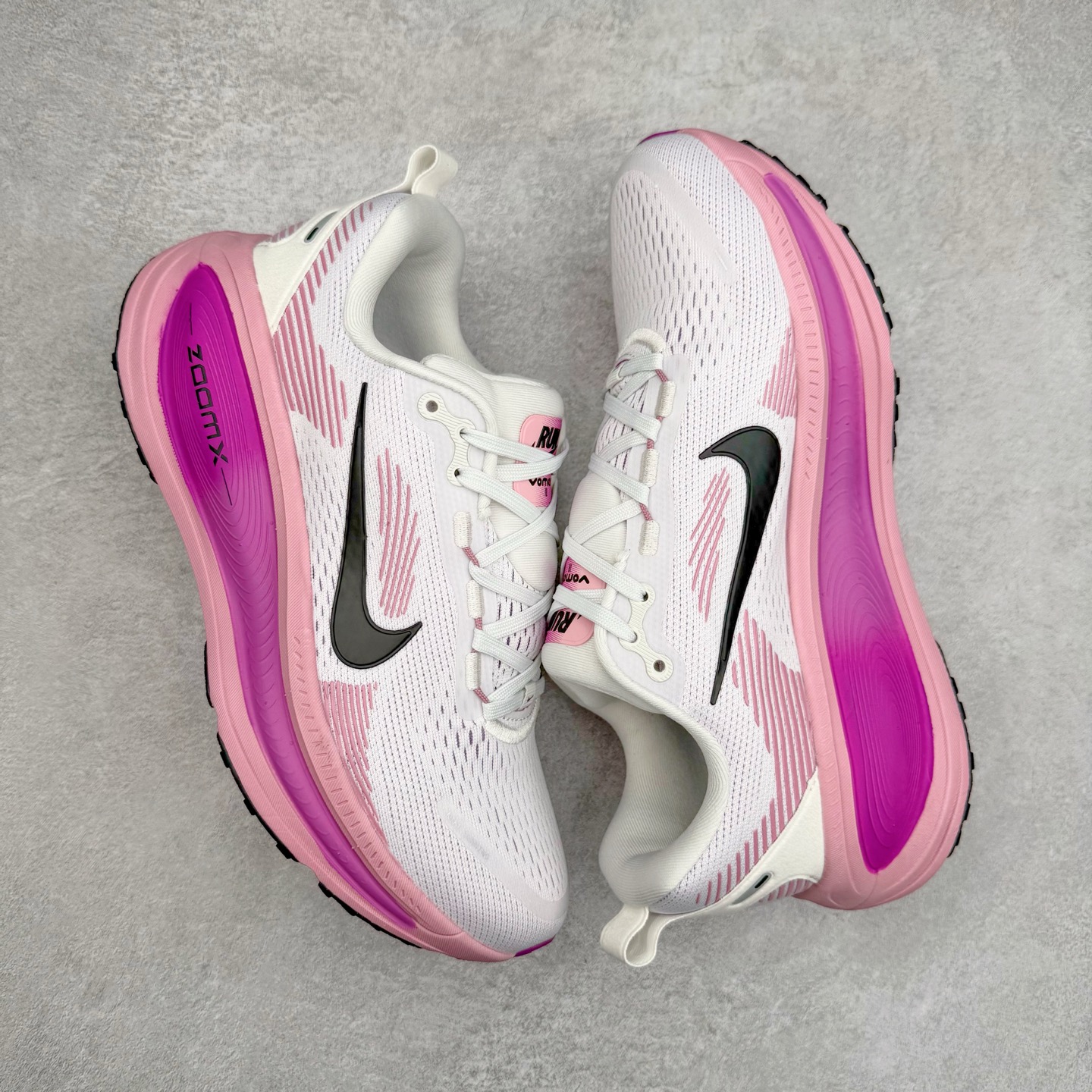 图片[3]-＃纯原福利 NK Air Zoom Vomero 18 轻便舒适公路跑步鞋 HM6804-105 质感柔软 弹力充沛 助力一路畅跑 乐享不停 厚实泡绵缔造舒适的回弹效果 铸就出色跑步表现 该鞋款轻盈透气 带你步入舒适新境界 疾速刺激感和非凡舒适脚感交织 定能让跑者在迈步间找到渴望已久的跑步乐趣 自如掌控跑步节奏、配速和里程 足底缓震配置赋予双足柔软舒适感受 助你一路畅跑 缓震设计 在双足触地时有助提供舒适脚感 搭载性能出众的 ZoomX 和 Cushlon 泡绵 营造柔软舒适脚感 助你稳稳迈步 基于跑者反馈 简化中底设计 带来出色舒适感 尺码：36 36.5 37.5 38 38.5 39 40 40.5 41 42 42.5 43 44 44.5 45-选品中心