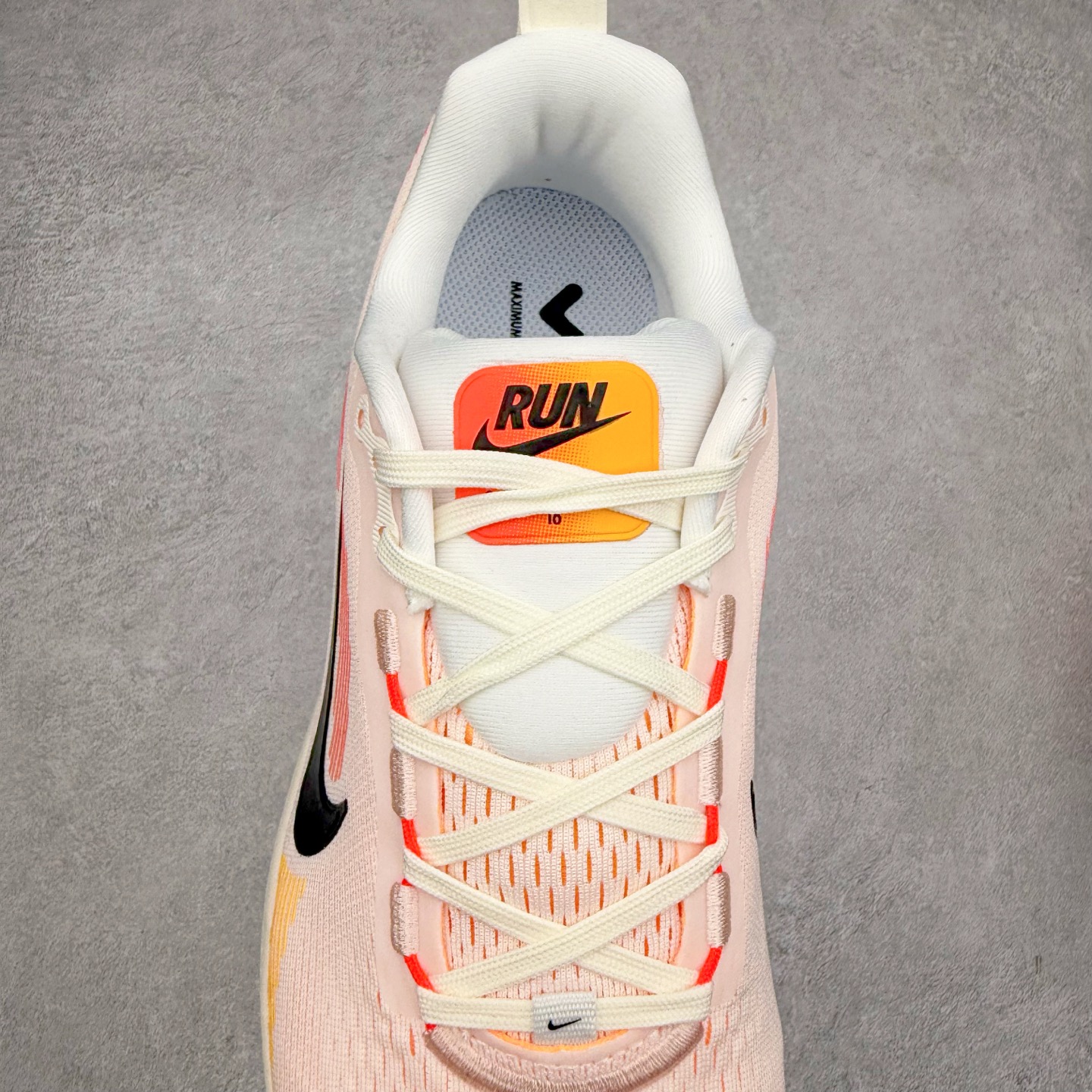 图片[5]-＃纯原福利 NK Air Zoom Vomero 18 轻便舒适公路跑步鞋 HM6804-100 质感柔软 弹力充沛 助力一路畅跑 乐享不停 厚实泡绵缔造舒适的回弹效果 铸就出色跑步表现 该鞋款轻盈透气 带你步入舒适新境界 疾速刺激感和非凡舒适脚感交织 定能让跑者在迈步间找到渴望已久的跑步乐趣 自如掌控跑步节奏、配速和里程 足底缓震配置赋予双足柔软舒适感受 助你一路畅跑 缓震设计 在双足触地时有助提供舒适脚感 搭载性能出众的 ZoomX 和 Cushlon 泡绵 营造柔软舒适脚感 助你稳稳迈步 基于跑者反馈 简化中底设计 带来出色舒适感 尺码：36 36.5 37.5 38 38.5 39 40 40.5 41 42 42.5 43 44 44.5 45-选品中心