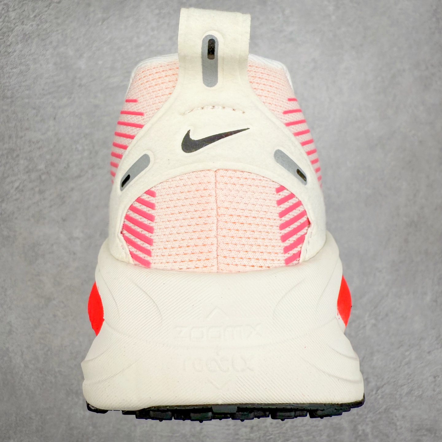 图片[8]-＃纯原福利 NK Air Zoom Vomero 18 轻便舒适公路跑步鞋 HM6804-100 质感柔软 弹力充沛 助力一路畅跑 乐享不停 厚实泡绵缔造舒适的回弹效果 铸就出色跑步表现 该鞋款轻盈透气 带你步入舒适新境界 疾速刺激感和非凡舒适脚感交织 定能让跑者在迈步间找到渴望已久的跑步乐趣 自如掌控跑步节奏、配速和里程 足底缓震配置赋予双足柔软舒适感受 助你一路畅跑 缓震设计 在双足触地时有助提供舒适脚感 搭载性能出众的 ZoomX 和 Cushlon 泡绵 营造柔软舒适脚感 助你稳稳迈步 基于跑者反馈 简化中底设计 带来出色舒适感 尺码：36 36.5 37.5 38 38.5 39 40 40.5 41 42 42.5 43 44 44.5 45-选品中心