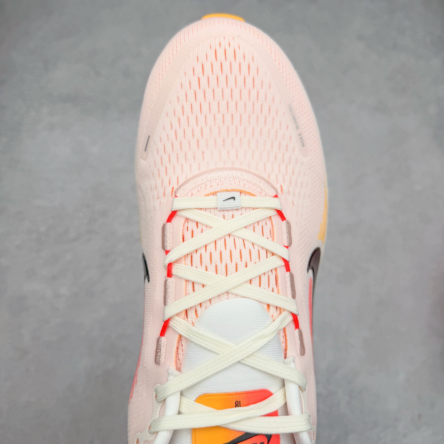 图片[4]-＃纯原福利 NK Air Zoom Vomero 18 轻便舒适公路跑步鞋 HM6804-100 质感柔软 弹力充沛 助力一路畅跑 乐享不停 厚实泡绵缔造舒适的回弹效果 铸就出色跑步表现 该鞋款轻盈透气 带你步入舒适新境界 疾速刺激感和非凡舒适脚感交织 定能让跑者在迈步间找到渴望已久的跑步乐趣 自如掌控跑步节奏、配速和里程 足底缓震配置赋予双足柔软舒适感受 助你一路畅跑 缓震设计 在双足触地时有助提供舒适脚感 搭载性能出众的 ZoomX 和 Cushlon 泡绵 营造柔软舒适脚感 助你稳稳迈步 基于跑者反馈 简化中底设计 带来出色舒适感 尺码：36 36.5 37.5 38 38.5 39 40 40.5 41 42 42.5 43 44 44.5 45-选品中心