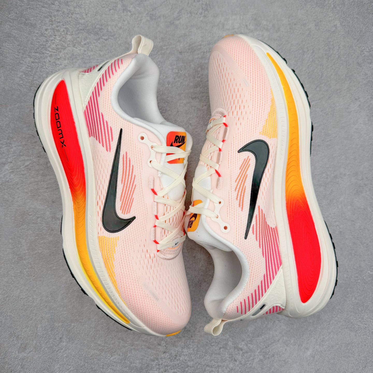 图片[3]-＃纯原福利 NK Air Zoom Vomero 18 轻便舒适公路跑步鞋 HM6804-100 质感柔软 弹力充沛 助力一路畅跑 乐享不停 厚实泡绵缔造舒适的回弹效果 铸就出色跑步表现 该鞋款轻盈透气 带你步入舒适新境界 疾速刺激感和非凡舒适脚感交织 定能让跑者在迈步间找到渴望已久的跑步乐趣 自如掌控跑步节奏、配速和里程 足底缓震配置赋予双足柔软舒适感受 助你一路畅跑 缓震设计 在双足触地时有助提供舒适脚感 搭载性能出众的 ZoomX 和 Cushlon 泡绵 营造柔软舒适脚感 助你稳稳迈步 基于跑者反馈 简化中底设计 带来出色舒适感 尺码：36 36.5 37.5 38 38.5 39 40 40.5 41 42 42.5 43 44 44.5 45-选品中心