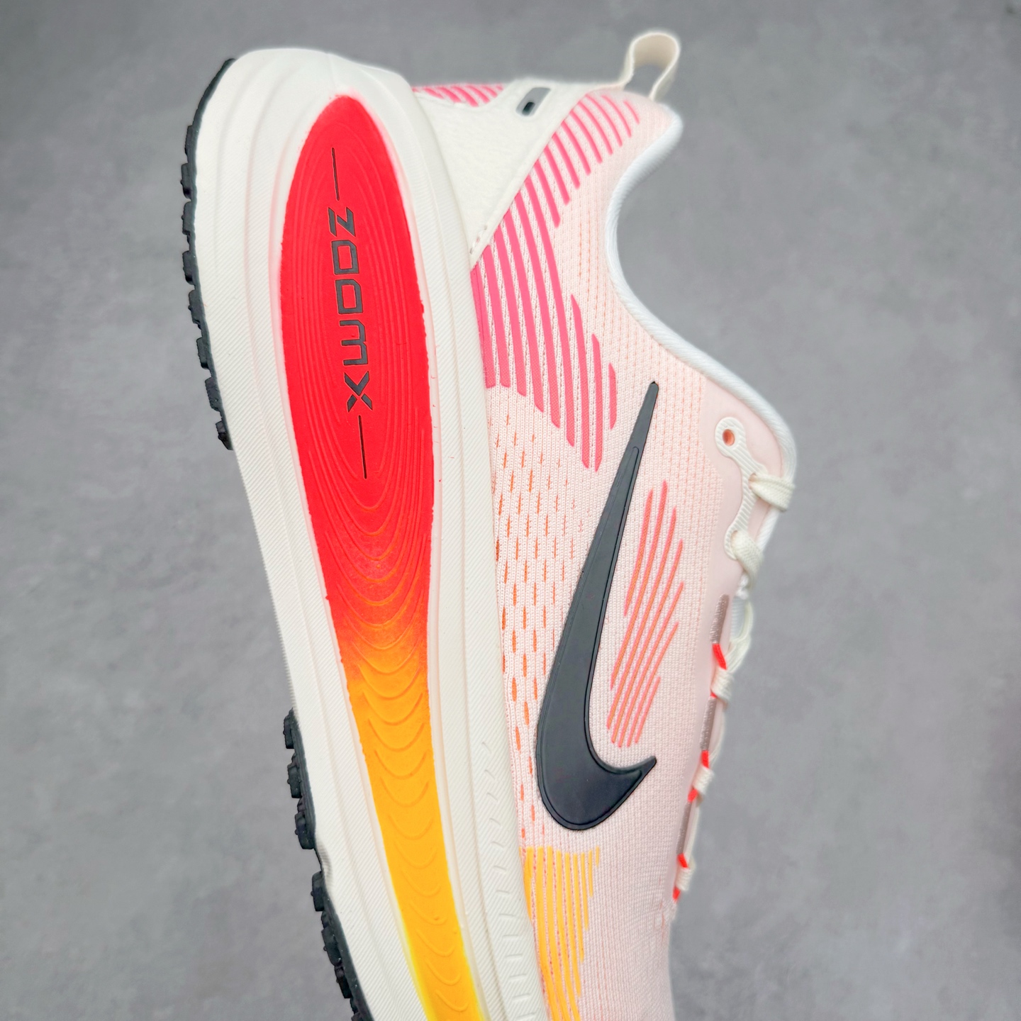 图片[6]-＃纯原福利 NK Air Zoom Vomero 18 轻便舒适公路跑步鞋 HM6804-100 质感柔软 弹力充沛 助力一路畅跑 乐享不停 厚实泡绵缔造舒适的回弹效果 铸就出色跑步表现 该鞋款轻盈透气 带你步入舒适新境界 疾速刺激感和非凡舒适脚感交织 定能让跑者在迈步间找到渴望已久的跑步乐趣 自如掌控跑步节奏、配速和里程 足底缓震配置赋予双足柔软舒适感受 助你一路畅跑 缓震设计 在双足触地时有助提供舒适脚感 搭载性能出众的 ZoomX 和 Cushlon 泡绵 营造柔软舒适脚感 助你稳稳迈步 基于跑者反馈 简化中底设计 带来出色舒适感 尺码：36 36.5 37.5 38 38.5 39 40 40.5 41 42 42.5 43 44 44.5 45-选品中心