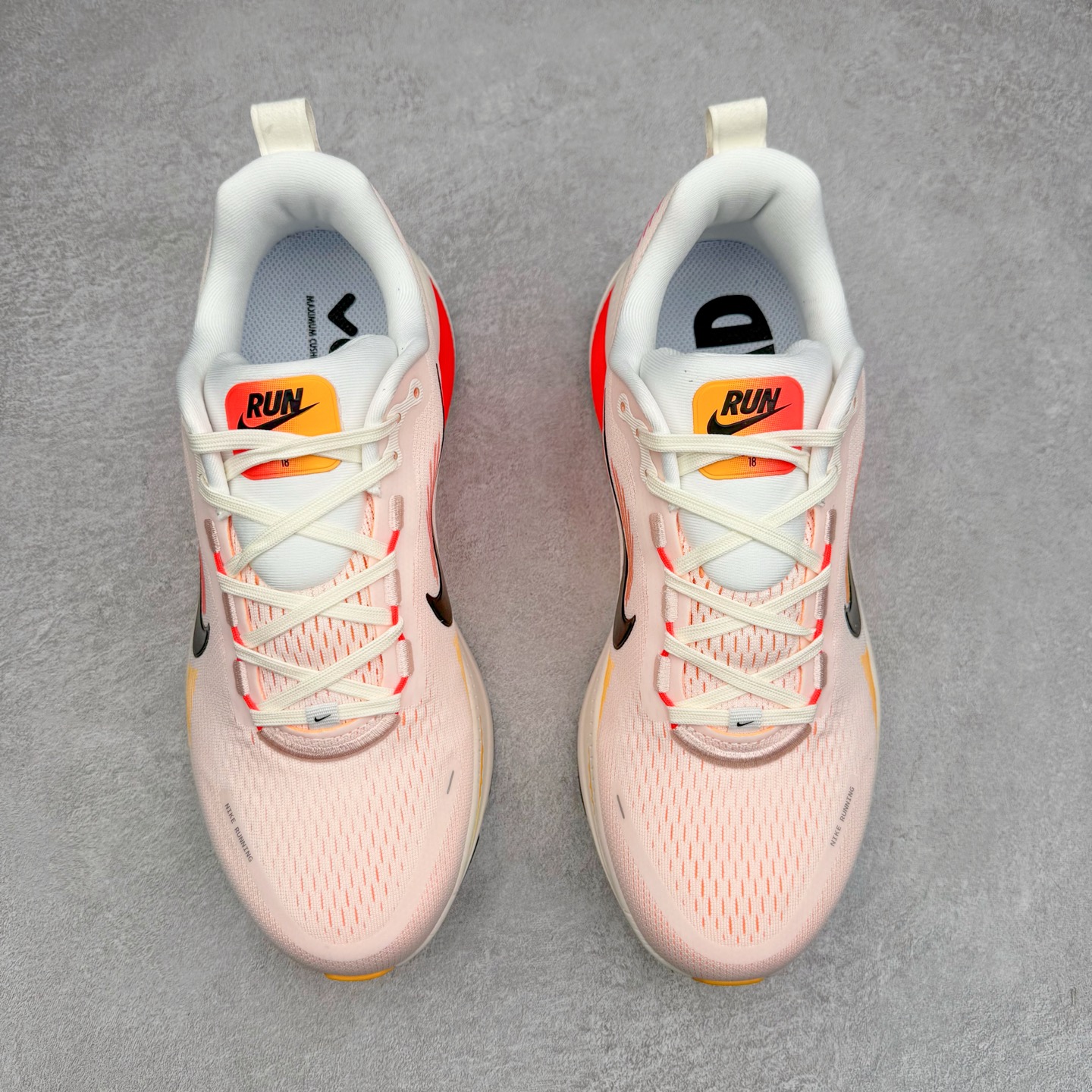 图片[2]-＃纯原福利 NK Air Zoom Vomero 18 轻便舒适公路跑步鞋 HM6804-100 质感柔软 弹力充沛 助力一路畅跑 乐享不停 厚实泡绵缔造舒适的回弹效果 铸就出色跑步表现 该鞋款轻盈透气 带你步入舒适新境界 疾速刺激感和非凡舒适脚感交织 定能让跑者在迈步间找到渴望已久的跑步乐趣 自如掌控跑步节奏、配速和里程 足底缓震配置赋予双足柔软舒适感受 助你一路畅跑 缓震设计 在双足触地时有助提供舒适脚感 搭载性能出众的 ZoomX 和 Cushlon 泡绵 营造柔软舒适脚感 助你稳稳迈步 基于跑者反馈 简化中底设计 带来出色舒适感 尺码：36 36.5 37.5 38 38.5 39 40 40.5 41 42 42.5 43 44 44.5 45-选品中心