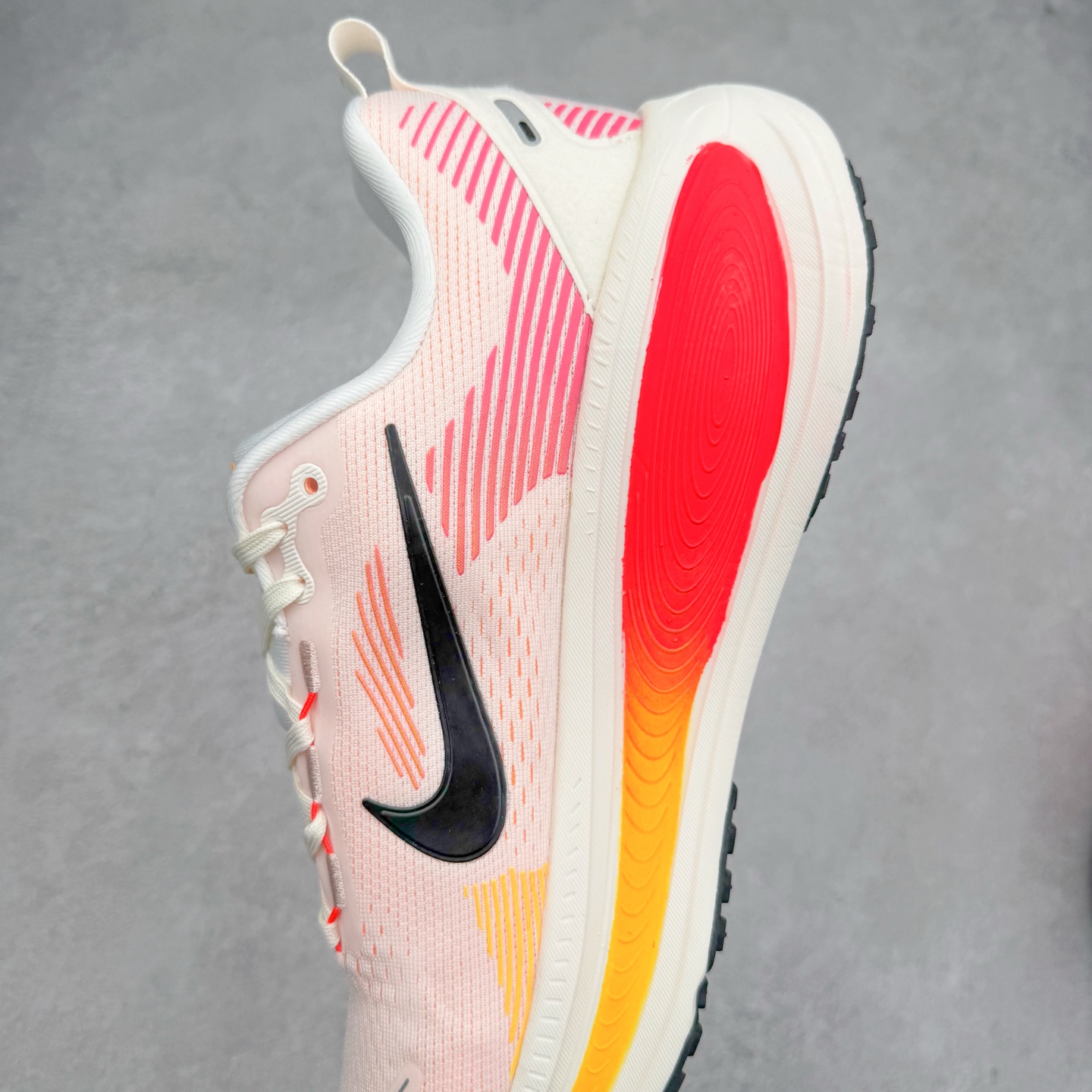 图片[7]-＃纯原福利 NK Air Zoom Vomero 18 轻便舒适公路跑步鞋 HM6804-100 质感柔软 弹力充沛 助力一路畅跑 乐享不停 厚实泡绵缔造舒适的回弹效果 铸就出色跑步表现 该鞋款轻盈透气 带你步入舒适新境界 疾速刺激感和非凡舒适脚感交织 定能让跑者在迈步间找到渴望已久的跑步乐趣 自如掌控跑步节奏、配速和里程 足底缓震配置赋予双足柔软舒适感受 助你一路畅跑 缓震设计 在双足触地时有助提供舒适脚感 搭载性能出众的 ZoomX 和 Cushlon 泡绵 营造柔软舒适脚感 助你稳稳迈步 基于跑者反馈 简化中底设计 带来出色舒适感 尺码：36 36.5 37.5 38 38.5 39 40 40.5 41 42 42.5 43 44 44.5 45-选品中心