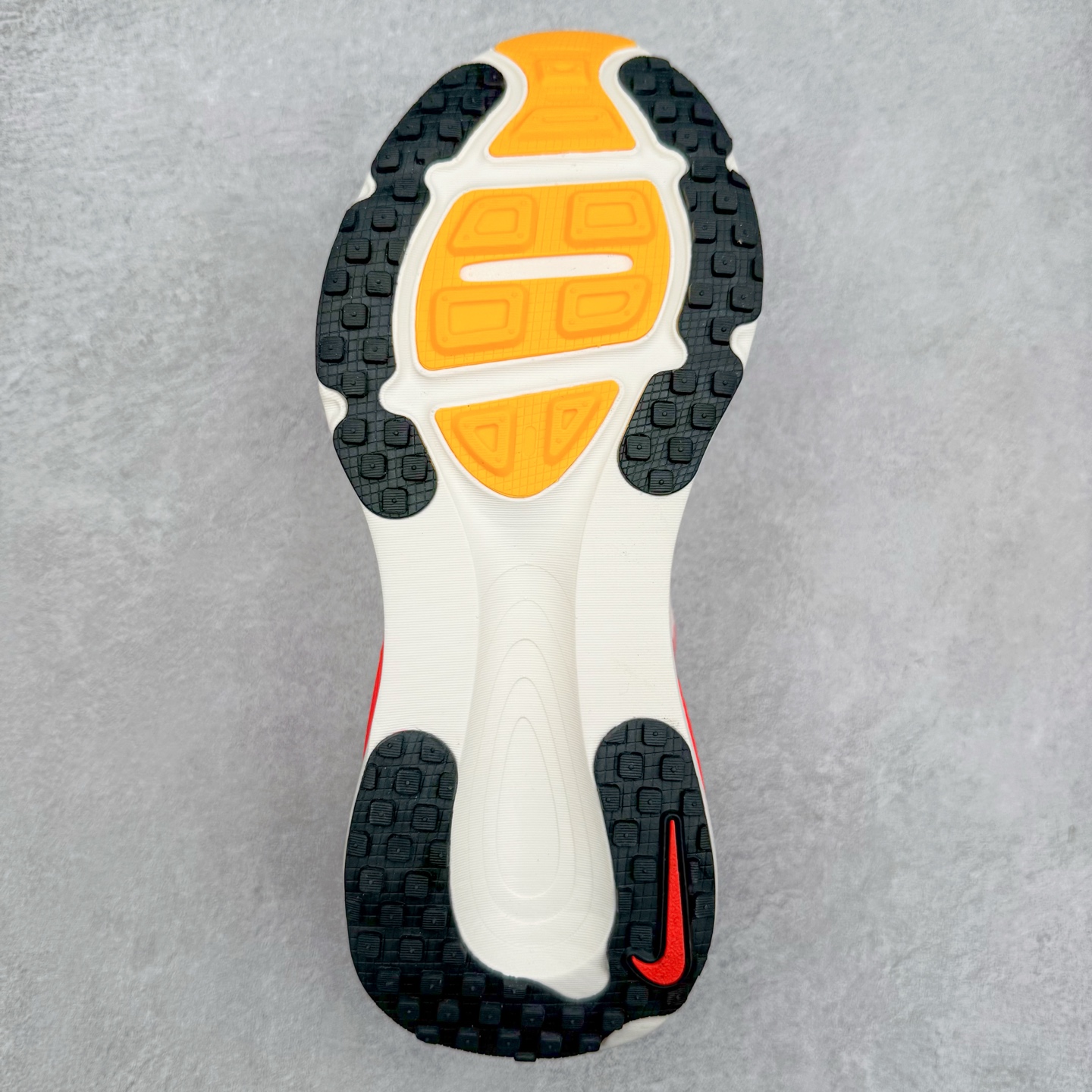 图片[9]-＃纯原福利 NK Air Zoom Vomero 18 轻便舒适公路跑步鞋 HM6804-100 质感柔软 弹力充沛 助力一路畅跑 乐享不停 厚实泡绵缔造舒适的回弹效果 铸就出色跑步表现 该鞋款轻盈透气 带你步入舒适新境界 疾速刺激感和非凡舒适脚感交织 定能让跑者在迈步间找到渴望已久的跑步乐趣 自如掌控跑步节奏、配速和里程 足底缓震配置赋予双足柔软舒适感受 助你一路畅跑 缓震设计 在双足触地时有助提供舒适脚感 搭载性能出众的 ZoomX 和 Cushlon 泡绵 营造柔软舒适脚感 助你稳稳迈步 基于跑者反馈 简化中底设计 带来出色舒适感 尺码：36 36.5 37.5 38 38.5 39 40 40.5 41 42 42.5 43 44 44.5 45-选品中心