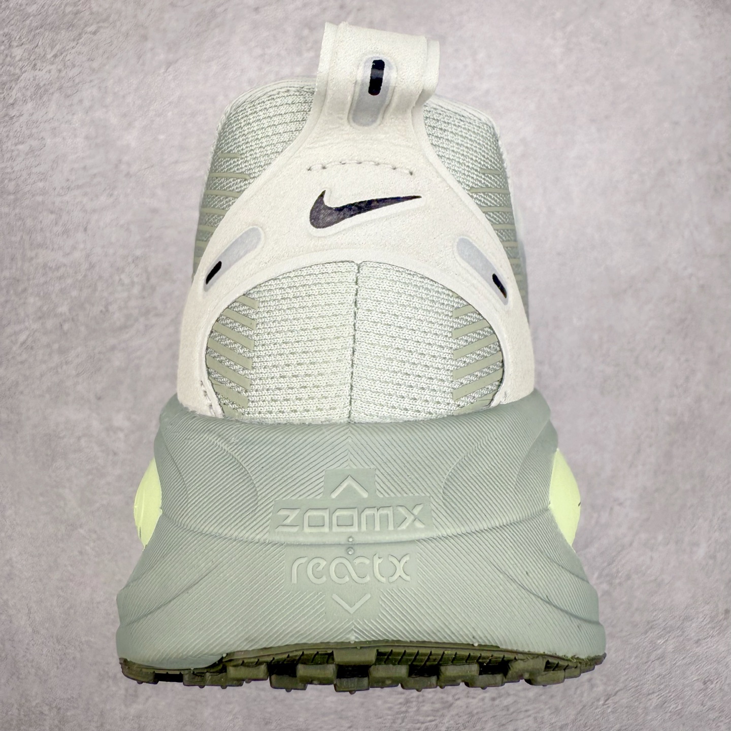 图片[8]-＃纯原福利 NK Air Zoom Vomero 18 轻便舒适公路跑步鞋 HM6803-002 质感柔软 弹力充沛 助力一路畅跑 乐享不停 厚实泡绵缔造舒适的回弹效果 铸就出色跑步表现 该鞋款轻盈透气 带你步入舒适新境界 疾速刺激感和非凡舒适脚感交织 定能让跑者在迈步间找到渴望已久的跑步乐趣 自如掌控跑步节奏、配速和里程 足底缓震配置赋予双足柔软舒适感受 助你一路畅跑 缓震设计 在双足触地时有助提供舒适脚感 搭载性能出众的 ZoomX 和 Cushlon 泡绵 营造柔软舒适脚感 助你稳稳迈步 基于跑者反馈 简化中底设计 带来出色舒适感 尺码：36 36.5 37.5 38 38.5 39 40 40.5 41 42 42.5 43 44 44.5 45-选品中心