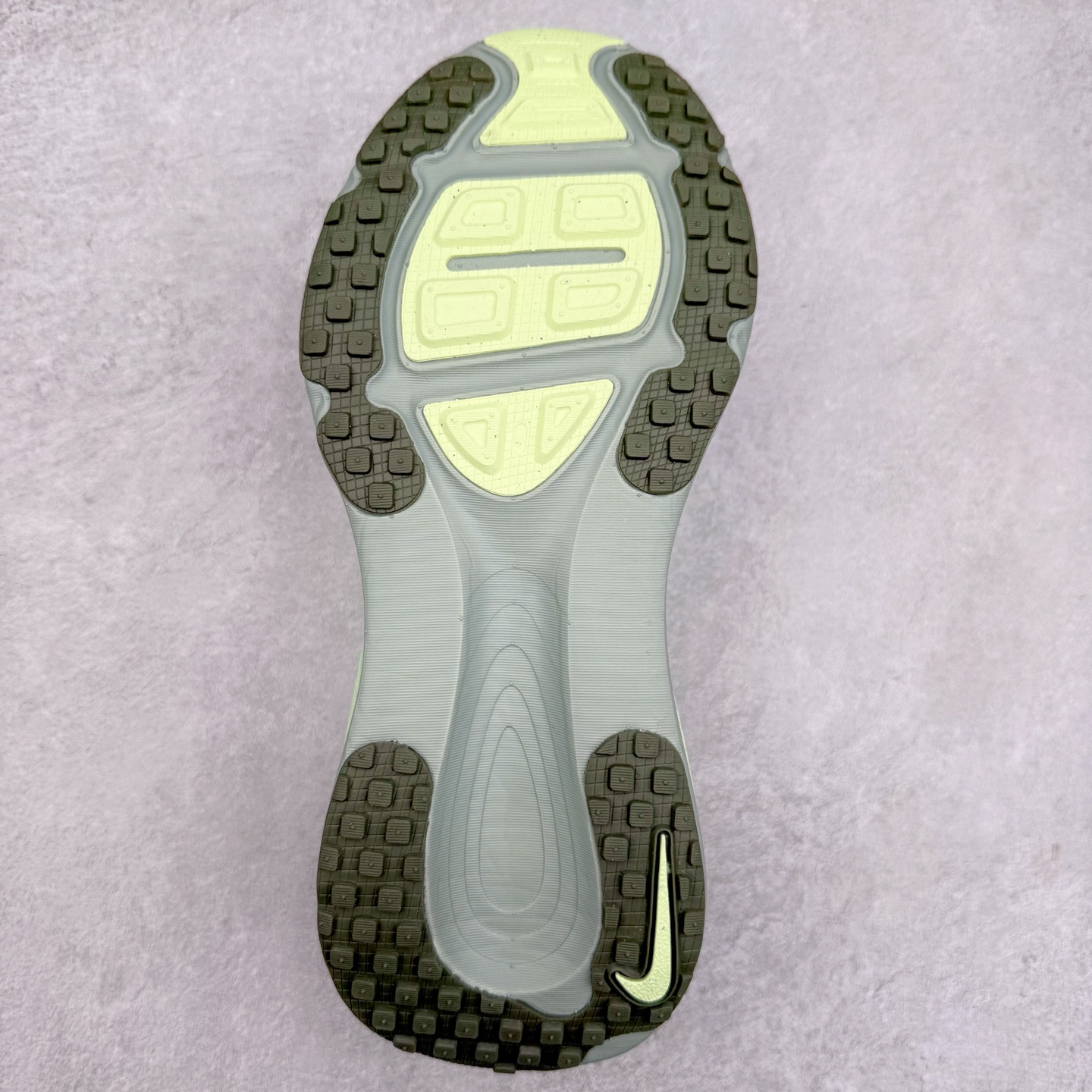 图片[9]-＃纯原福利 NK Air Zoom Vomero 18 轻便舒适公路跑步鞋 HM6803-002 质感柔软 弹力充沛 助力一路畅跑 乐享不停 厚实泡绵缔造舒适的回弹效果 铸就出色跑步表现 该鞋款轻盈透气 带你步入舒适新境界 疾速刺激感和非凡舒适脚感交织 定能让跑者在迈步间找到渴望已久的跑步乐趣 自如掌控跑步节奏、配速和里程 足底缓震配置赋予双足柔软舒适感受 助你一路畅跑 缓震设计 在双足触地时有助提供舒适脚感 搭载性能出众的 ZoomX 和 Cushlon 泡绵 营造柔软舒适脚感 助你稳稳迈步 基于跑者反馈 简化中底设计 带来出色舒适感 尺码：36 36.5 37.5 38 38.5 39 40 40.5 41 42 42.5 43 44 44.5 45-选品中心