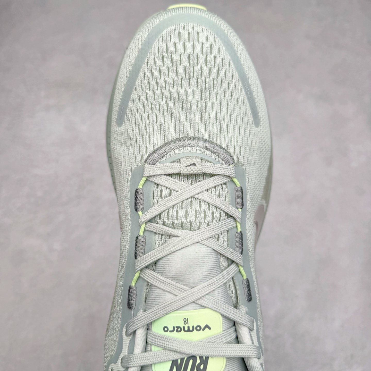 图片[4]-＃纯原福利 NK Air Zoom Vomero 18 轻便舒适公路跑步鞋 HM6803-002 质感柔软 弹力充沛 助力一路畅跑 乐享不停 厚实泡绵缔造舒适的回弹效果 铸就出色跑步表现 该鞋款轻盈透气 带你步入舒适新境界 疾速刺激感和非凡舒适脚感交织 定能让跑者在迈步间找到渴望已久的跑步乐趣 自如掌控跑步节奏、配速和里程 足底缓震配置赋予双足柔软舒适感受 助你一路畅跑 缓震设计 在双足触地时有助提供舒适脚感 搭载性能出众的 ZoomX 和 Cushlon 泡绵 营造柔软舒适脚感 助你稳稳迈步 基于跑者反馈 简化中底设计 带来出色舒适感 尺码：36 36.5 37.5 38 38.5 39 40 40.5 41 42 42.5 43 44 44.5 45-选品中心