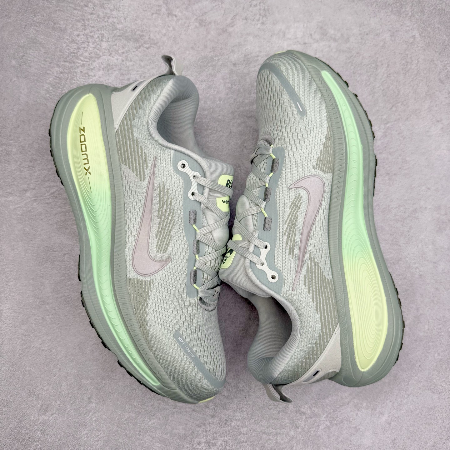 图片[3]-＃纯原福利 NK Air Zoom Vomero 18 轻便舒适公路跑步鞋 HM6803-002 质感柔软 弹力充沛 助力一路畅跑 乐享不停 厚实泡绵缔造舒适的回弹效果 铸就出色跑步表现 该鞋款轻盈透气 带你步入舒适新境界 疾速刺激感和非凡舒适脚感交织 定能让跑者在迈步间找到渴望已久的跑步乐趣 自如掌控跑步节奏、配速和里程 足底缓震配置赋予双足柔软舒适感受 助你一路畅跑 缓震设计 在双足触地时有助提供舒适脚感 搭载性能出众的 ZoomX 和 Cushlon 泡绵 营造柔软舒适脚感 助你稳稳迈步 基于跑者反馈 简化中底设计 带来出色舒适感 尺码：36 36.5 37.5 38 38.5 39 40 40.5 41 42 42.5 43 44 44.5 45-选品中心