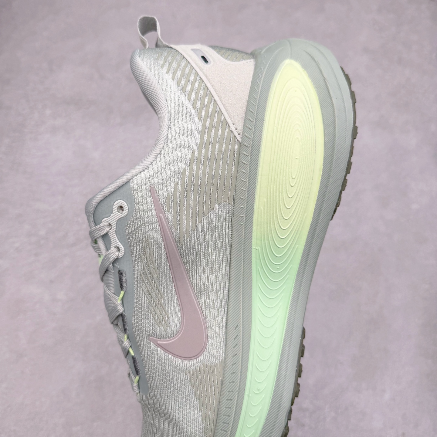 图片[7]-＃纯原福利 NK Air Zoom Vomero 18 轻便舒适公路跑步鞋 HM6803-002 质感柔软 弹力充沛 助力一路畅跑 乐享不停 厚实泡绵缔造舒适的回弹效果 铸就出色跑步表现 该鞋款轻盈透气 带你步入舒适新境界 疾速刺激感和非凡舒适脚感交织 定能让跑者在迈步间找到渴望已久的跑步乐趣 自如掌控跑步节奏、配速和里程 足底缓震配置赋予双足柔软舒适感受 助你一路畅跑 缓震设计 在双足触地时有助提供舒适脚感 搭载性能出众的 ZoomX 和 Cushlon 泡绵 营造柔软舒适脚感 助你稳稳迈步 基于跑者反馈 简化中底设计 带来出色舒适感 尺码：36 36.5 37.5 38 38.5 39 40 40.5 41 42 42.5 43 44 44.5 45-选品中心