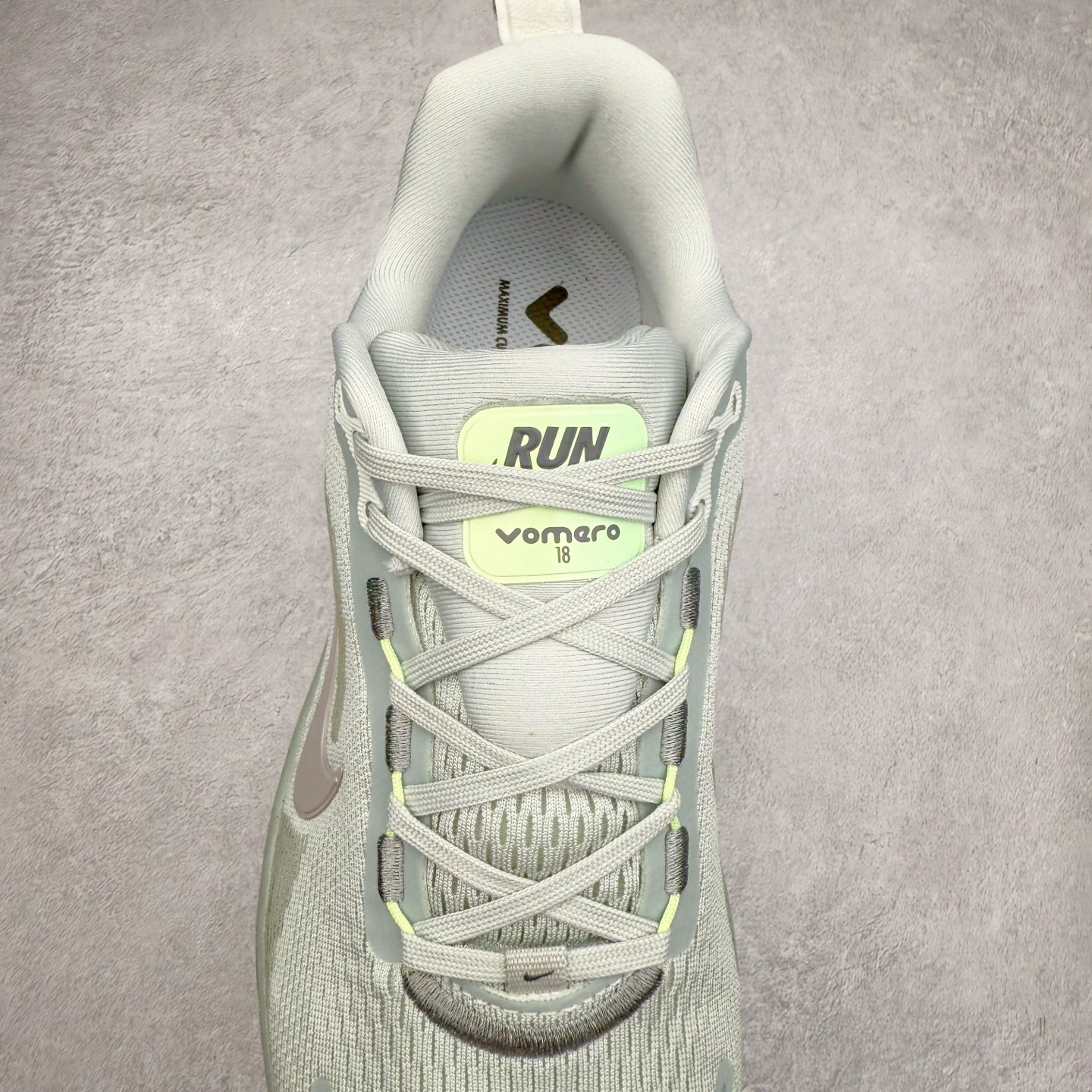图片[5]-＃纯原福利 NK Air Zoom Vomero 18 轻便舒适公路跑步鞋 HM6803-002 质感柔软 弹力充沛 助力一路畅跑 乐享不停 厚实泡绵缔造舒适的回弹效果 铸就出色跑步表现 该鞋款轻盈透气 带你步入舒适新境界 疾速刺激感和非凡舒适脚感交织 定能让跑者在迈步间找到渴望已久的跑步乐趣 自如掌控跑步节奏、配速和里程 足底缓震配置赋予双足柔软舒适感受 助你一路畅跑 缓震设计 在双足触地时有助提供舒适脚感 搭载性能出众的 ZoomX 和 Cushlon 泡绵 营造柔软舒适脚感 助你稳稳迈步 基于跑者反馈 简化中底设计 带来出色舒适感 尺码：36 36.5 37.5 38 38.5 39 40 40.5 41 42 42.5 43 44 44.5 45-选品中心