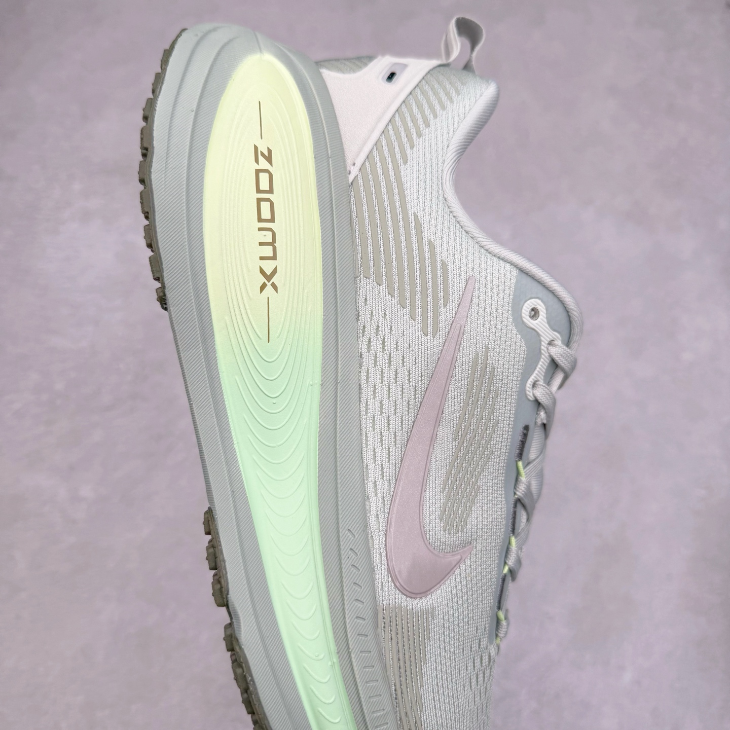 图片[6]-＃纯原福利 NK Air Zoom Vomero 18 轻便舒适公路跑步鞋 HM6803-002 质感柔软 弹力充沛 助力一路畅跑 乐享不停 厚实泡绵缔造舒适的回弹效果 铸就出色跑步表现 该鞋款轻盈透气 带你步入舒适新境界 疾速刺激感和非凡舒适脚感交织 定能让跑者在迈步间找到渴望已久的跑步乐趣 自如掌控跑步节奏、配速和里程 足底缓震配置赋予双足柔软舒适感受 助你一路畅跑 缓震设计 在双足触地时有助提供舒适脚感 搭载性能出众的 ZoomX 和 Cushlon 泡绵 营造柔软舒适脚感 助你稳稳迈步 基于跑者反馈 简化中底设计 带来出色舒适感 尺码：36 36.5 37.5 38 38.5 39 40 40.5 41 42 42.5 43 44 44.5 45-选品中心