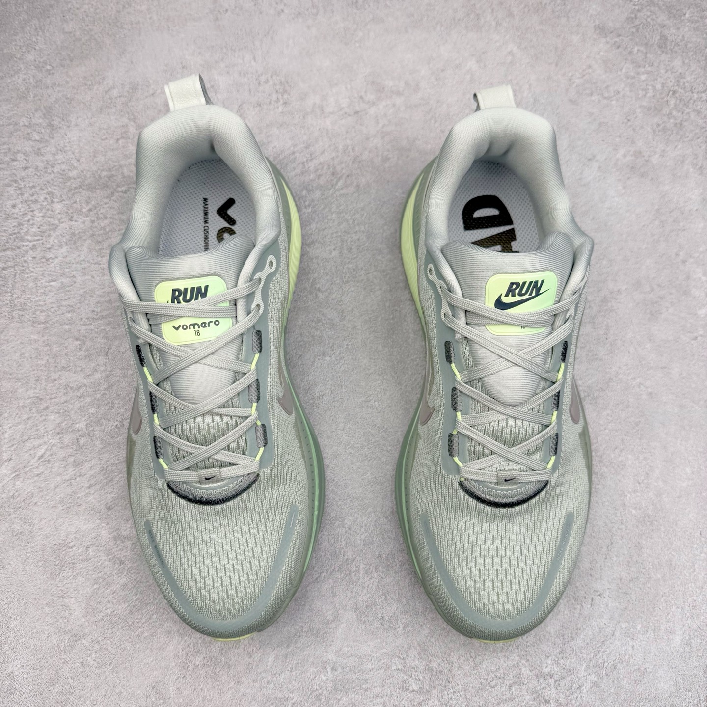 图片[2]-＃纯原福利 NK Air Zoom Vomero 18 轻便舒适公路跑步鞋 HM6803-002 质感柔软 弹力充沛 助力一路畅跑 乐享不停 厚实泡绵缔造舒适的回弹效果 铸就出色跑步表现 该鞋款轻盈透气 带你步入舒适新境界 疾速刺激感和非凡舒适脚感交织 定能让跑者在迈步间找到渴望已久的跑步乐趣 自如掌控跑步节奏、配速和里程 足底缓震配置赋予双足柔软舒适感受 助你一路畅跑 缓震设计 在双足触地时有助提供舒适脚感 搭载性能出众的 ZoomX 和 Cushlon 泡绵 营造柔软舒适脚感 助你稳稳迈步 基于跑者反馈 简化中底设计 带来出色舒适感 尺码：36 36.5 37.5 38 38.5 39 40 40.5 41 42 42.5 43 44 44.5 45-选品中心