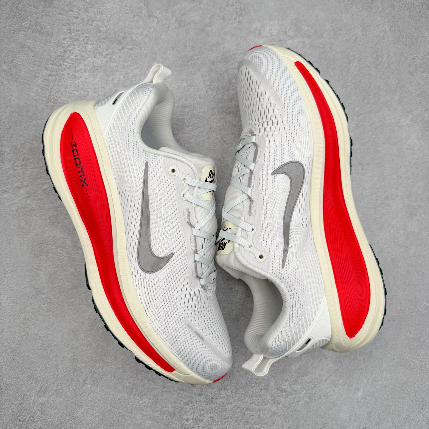 图片[3]-＃纯原福利 NK Air Zoom Vomero 18 轻便舒适公路跑步鞋 HM6803-001 质感柔软 弹力充沛 助力一路畅跑 乐享不停 厚实泡绵缔造舒适的回弹效果 铸就出色跑步表现 该鞋款轻盈透气 带你步入舒适新境界 疾速刺激感和非凡舒适脚感交织 定能让跑者在迈步间找到渴望已久的跑步乐趣 自如掌控跑步节奏、配速和里程 足底缓震配置赋予双足柔软舒适感受 助你一路畅跑 缓震设计 在双足触地时有助提供舒适脚感 搭载性能出众的 ZoomX 和 Cushlon 泡绵 营造柔软舒适脚感 助你稳稳迈步 基于跑者反馈 简化中底设计 带来出色舒适感 尺码：36 36.5 37.5 38 38.5 39 40 40.5 41 42 42.5 43 44 44.5 45-选品中心