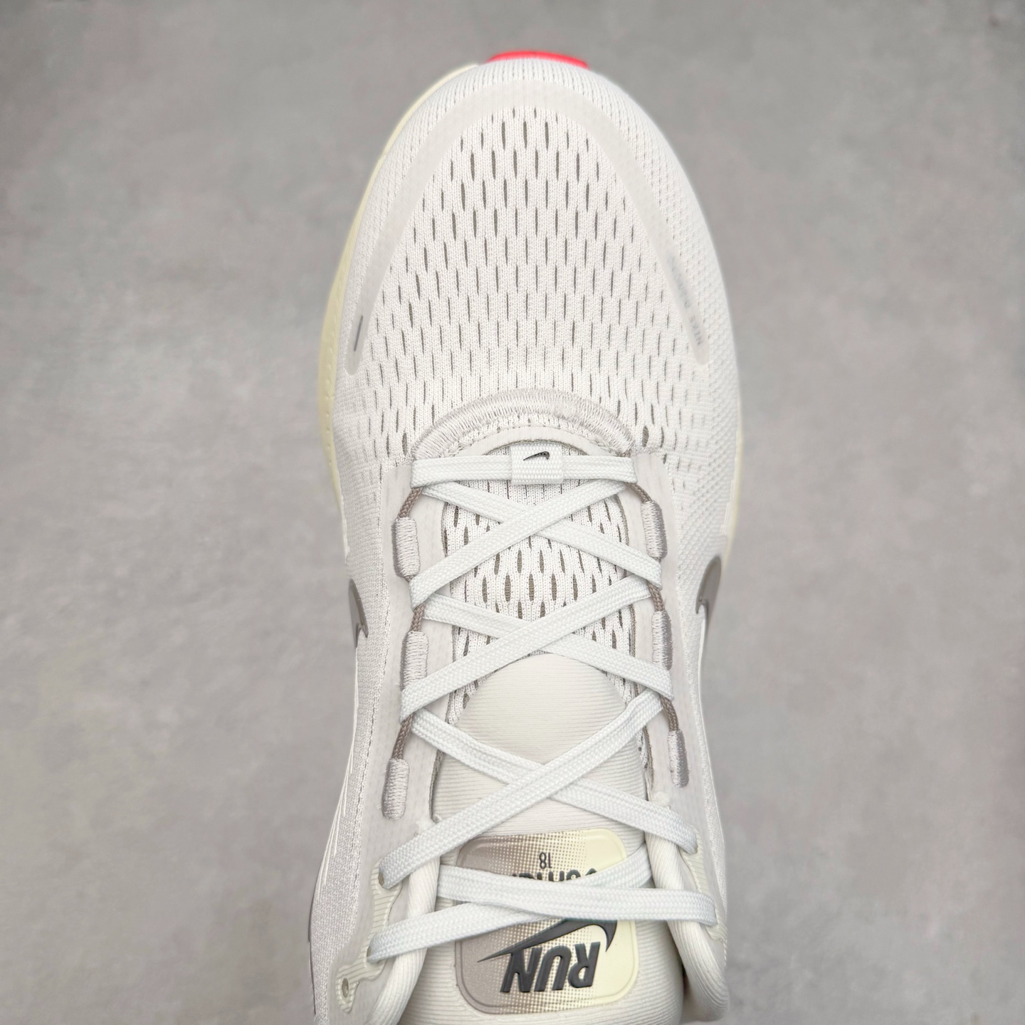 图片[4]-＃纯原福利 NK Air Zoom Vomero 18 轻便舒适公路跑步鞋 HM6803-001 质感柔软 弹力充沛 助力一路畅跑 乐享不停 厚实泡绵缔造舒适的回弹效果 铸就出色跑步表现 该鞋款轻盈透气 带你步入舒适新境界 疾速刺激感和非凡舒适脚感交织 定能让跑者在迈步间找到渴望已久的跑步乐趣 自如掌控跑步节奏、配速和里程 足底缓震配置赋予双足柔软舒适感受 助你一路畅跑 缓震设计 在双足触地时有助提供舒适脚感 搭载性能出众的 ZoomX 和 Cushlon 泡绵 营造柔软舒适脚感 助你稳稳迈步 基于跑者反馈 简化中底设计 带来出色舒适感 尺码：36 36.5 37.5 38 38.5 39 40 40.5 41 42 42.5 43 44 44.5 45-选品中心